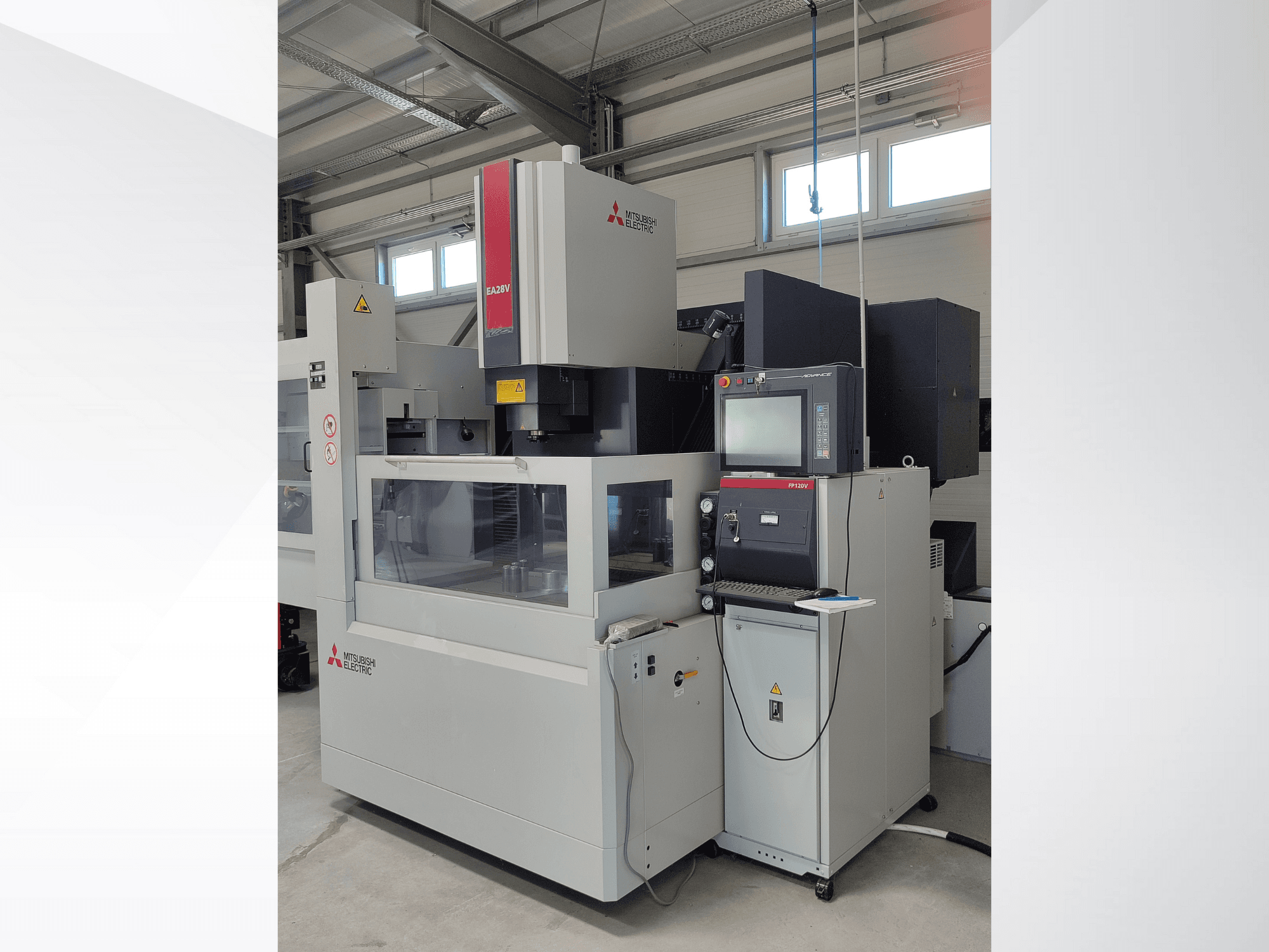 Електроерозійний дротовий електроерозійний верстат Mitsubishi Electric EA32V у вигляді збоку, з панеллю керування та видимою робочою зоною через скло.