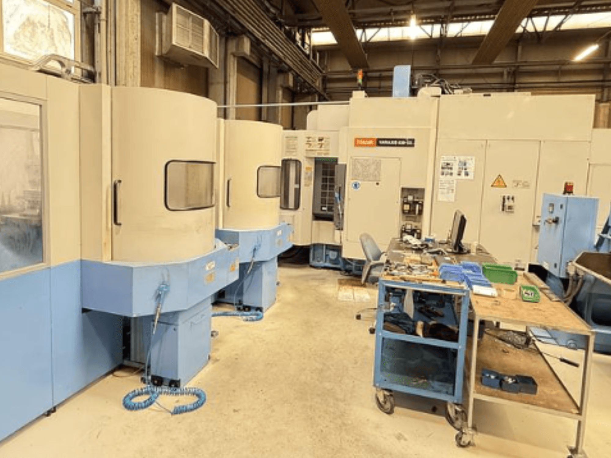 Вертикальний обробний центр Mazak Variaxis 630-5X в майстерні, вид спереду з панеллю керування та зоною зберігання інструменту.