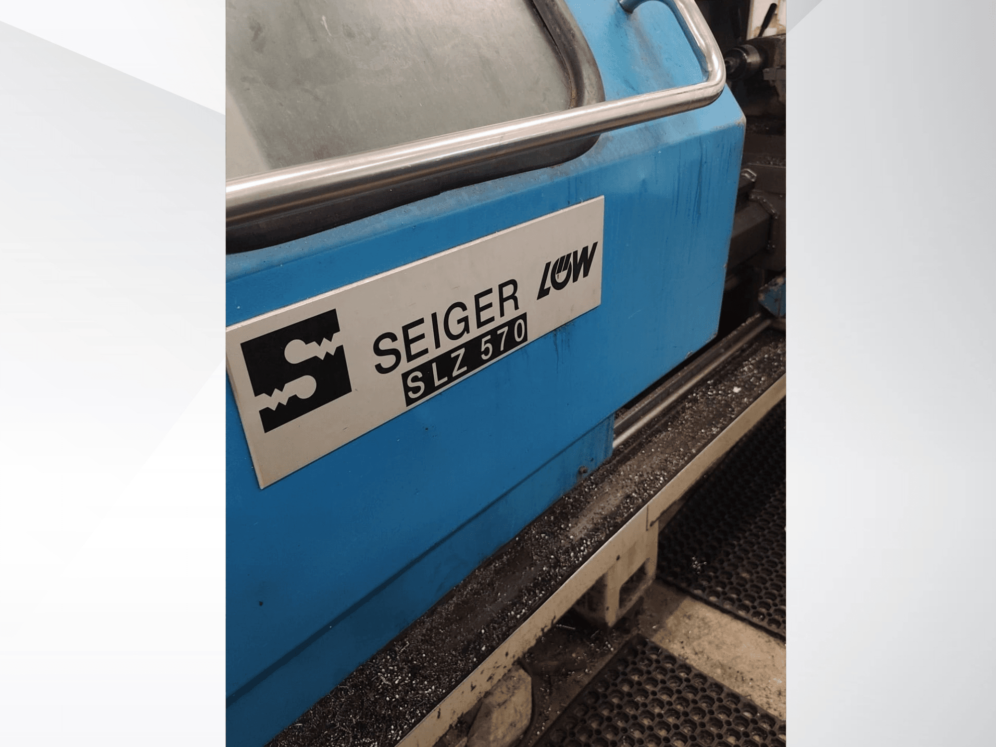 Зблизька, у бічному ракурсі: токарний верстат SEIGER SLZ570 із синім корпусом та логотипом, на якому видно елементи управління роботою.