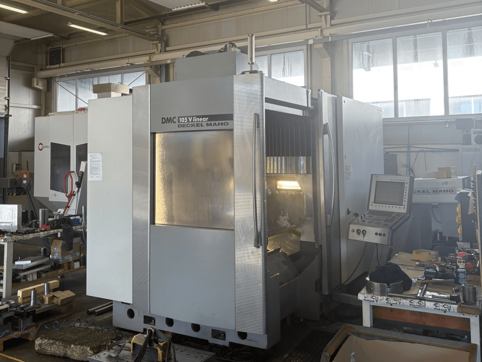 Лінійний вертикальний обробний центр DMG DECKEL MAHO DMU 105 V, вид спереду, на якому видно панель управління та робочу зону.