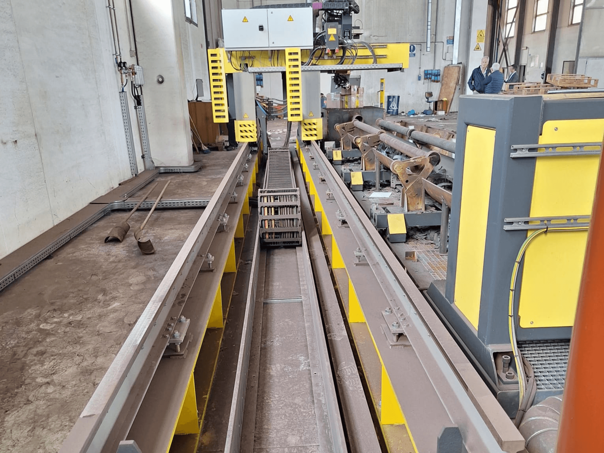 Верстат для різання труб ESAB SUPRAREX 3100 SXE HD 1000 спереду: видно доріжки, ріжучу головку і жовті елементи безпеки.