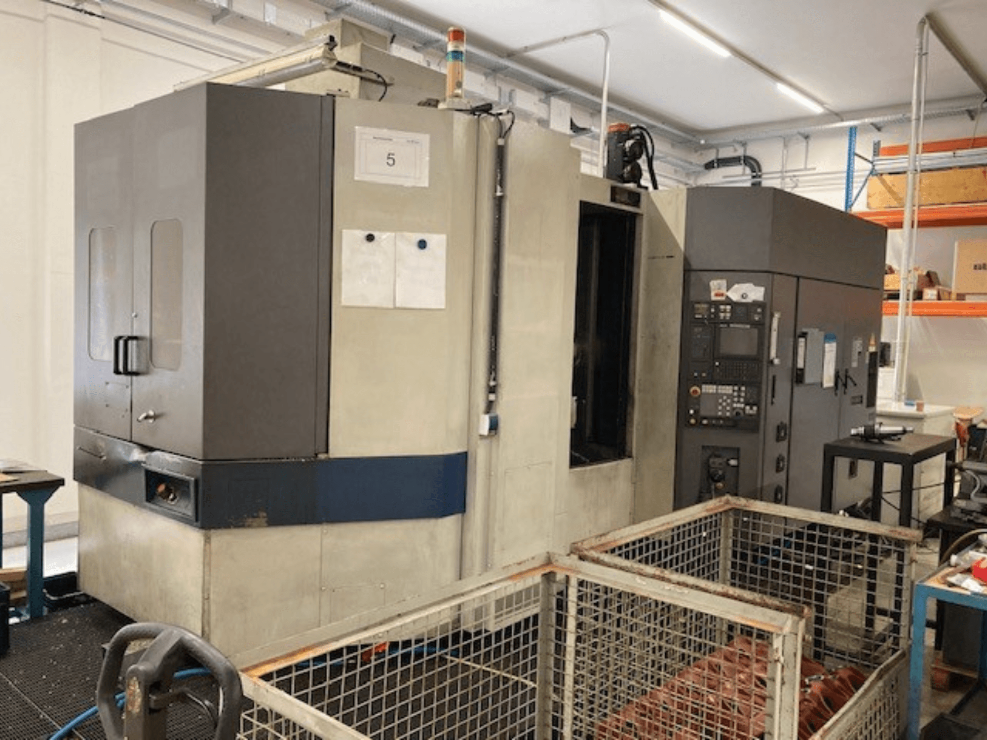 Горизонтальний обробний центр MORI SEIKI SH633, вид спереду, демонструє панель керування та функції безпеки.