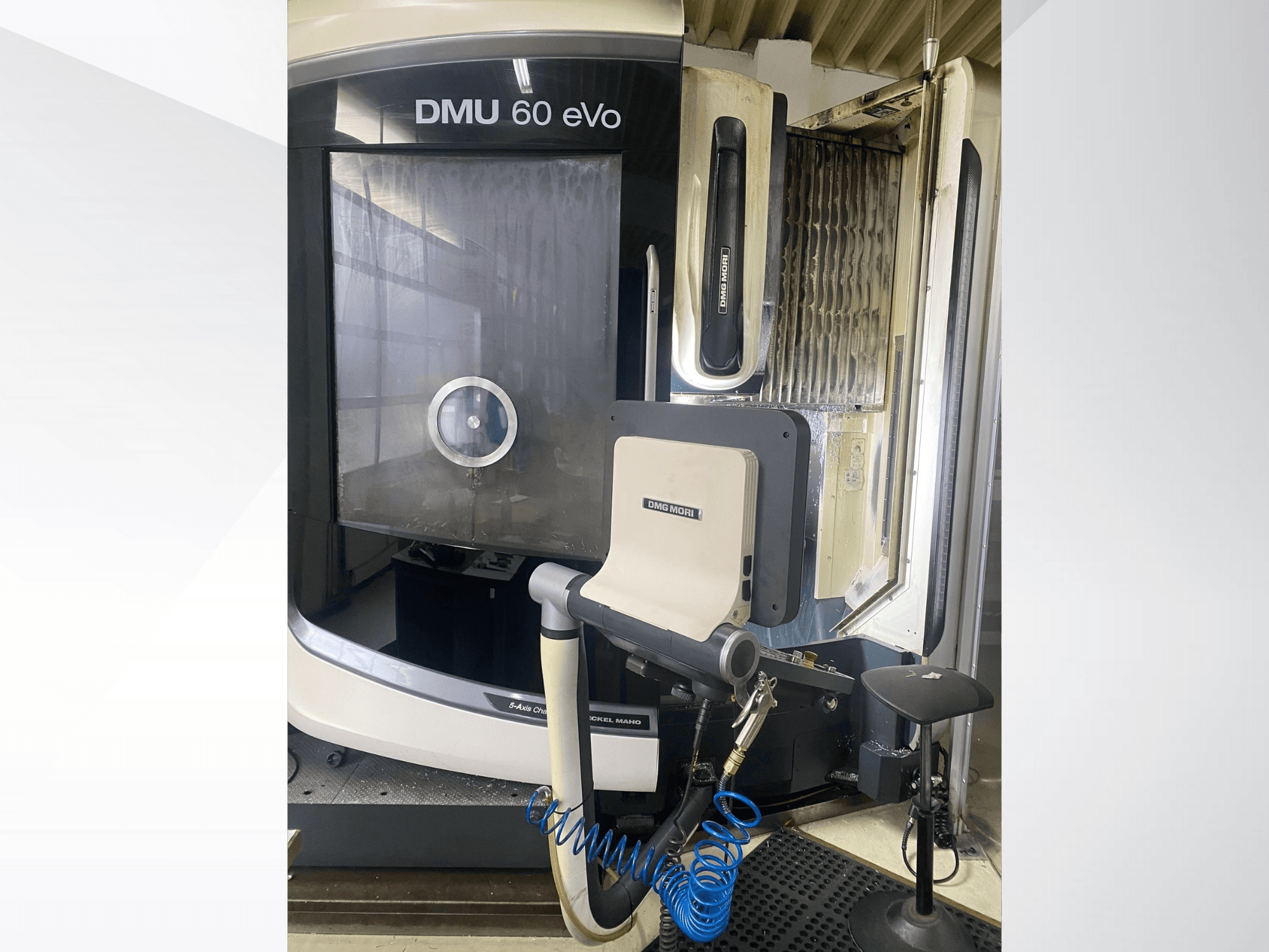 Фрезерний верстат з ЧПК DMU 60 eVo, вид спереду, з панеллю керування та інструментами, ідеально підходить для точної обробки.