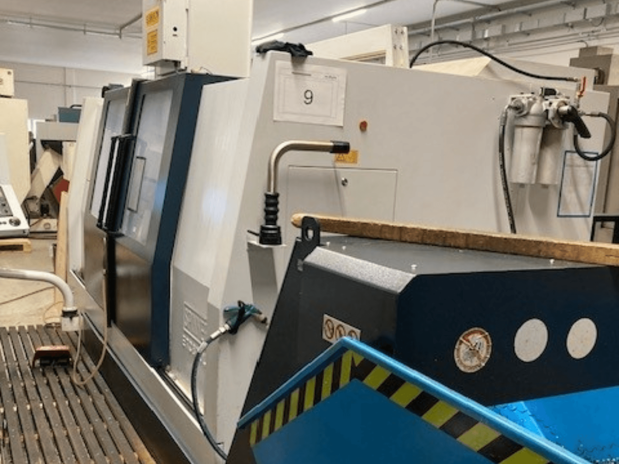 Горизонтальний токарний верстат SPINNER TC800L 110, вид збоку, демонструє панель керування та функції безпеки.