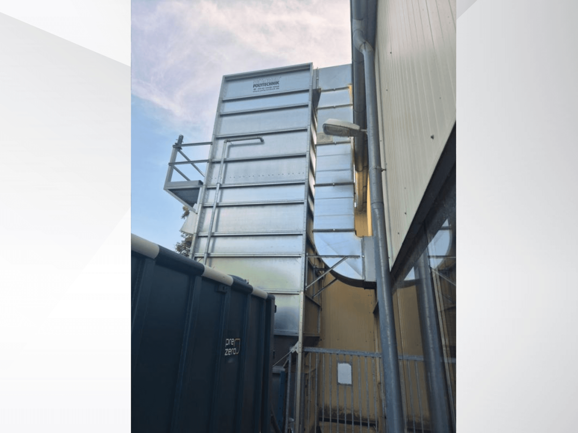 Polytechnick MultiStar JP5 BrikStar c-3 18 від HOCKER, вид збоку, де видно металеву конструкцію та повітропроводи на фоні неба.