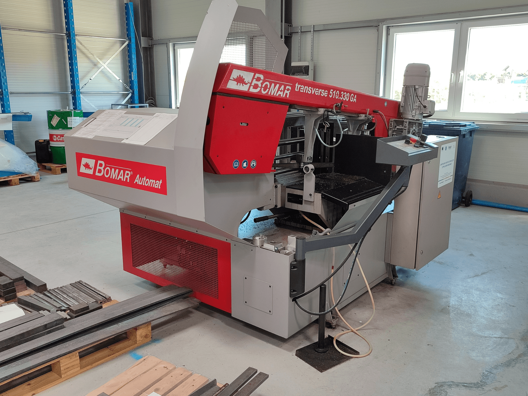 BOMAR Automat transverse 510.330 GA, вид збоку металорізального верстата з панеллю керування та пилозбірником.