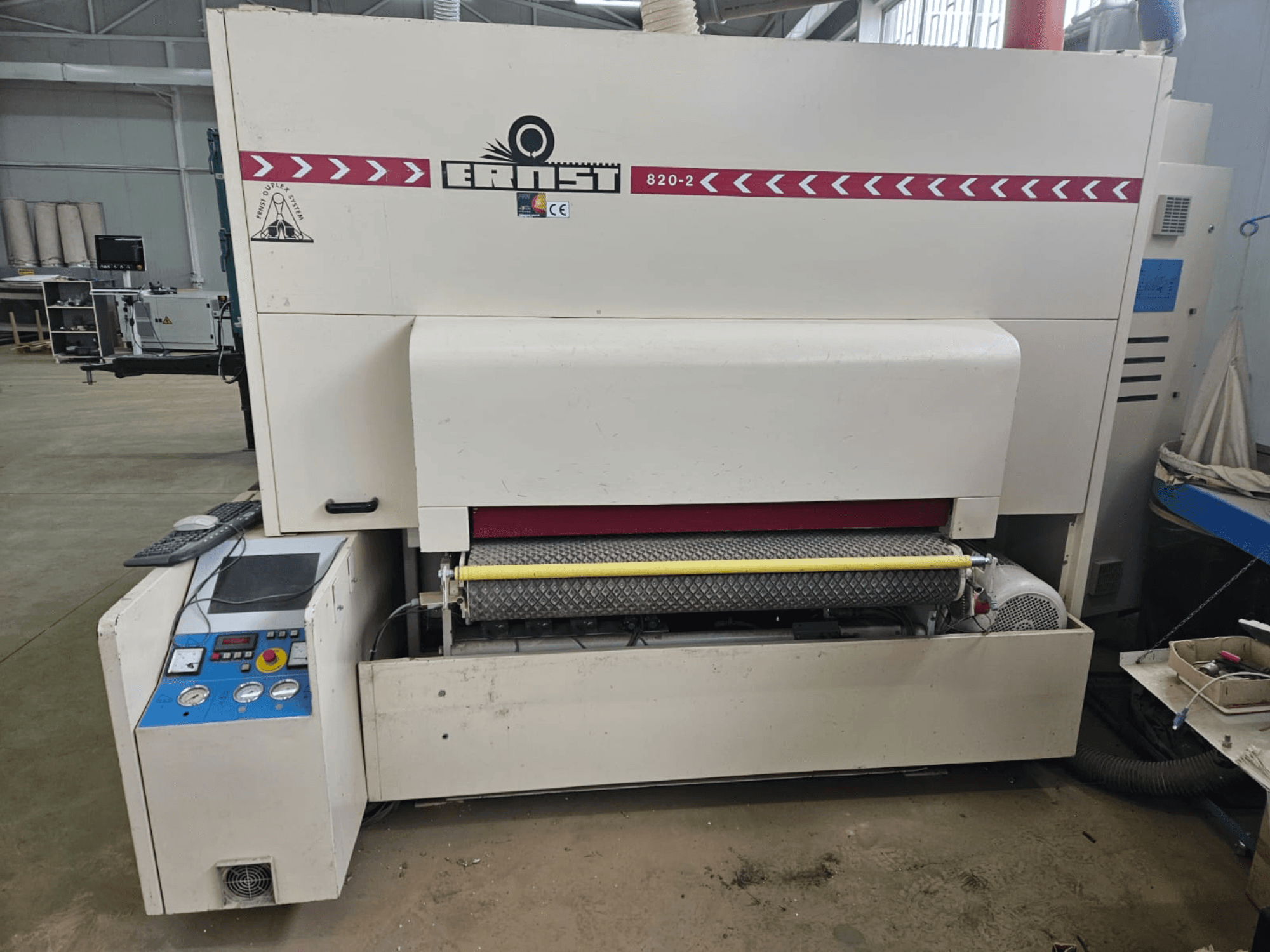 Деревообробний верстат Ernst 820-2, вид спереду, з панеллю керування та жовтим валиком на подачі.