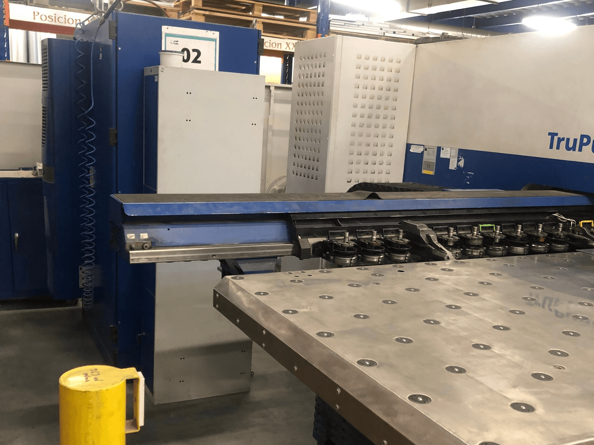 Штампувальний верстат з ЧПУ TRUMPF TruPunch 5000, вид спереду, на якому видно інструментальну револьверну головку та панель управління, поруч — металевий робочий стіл.
