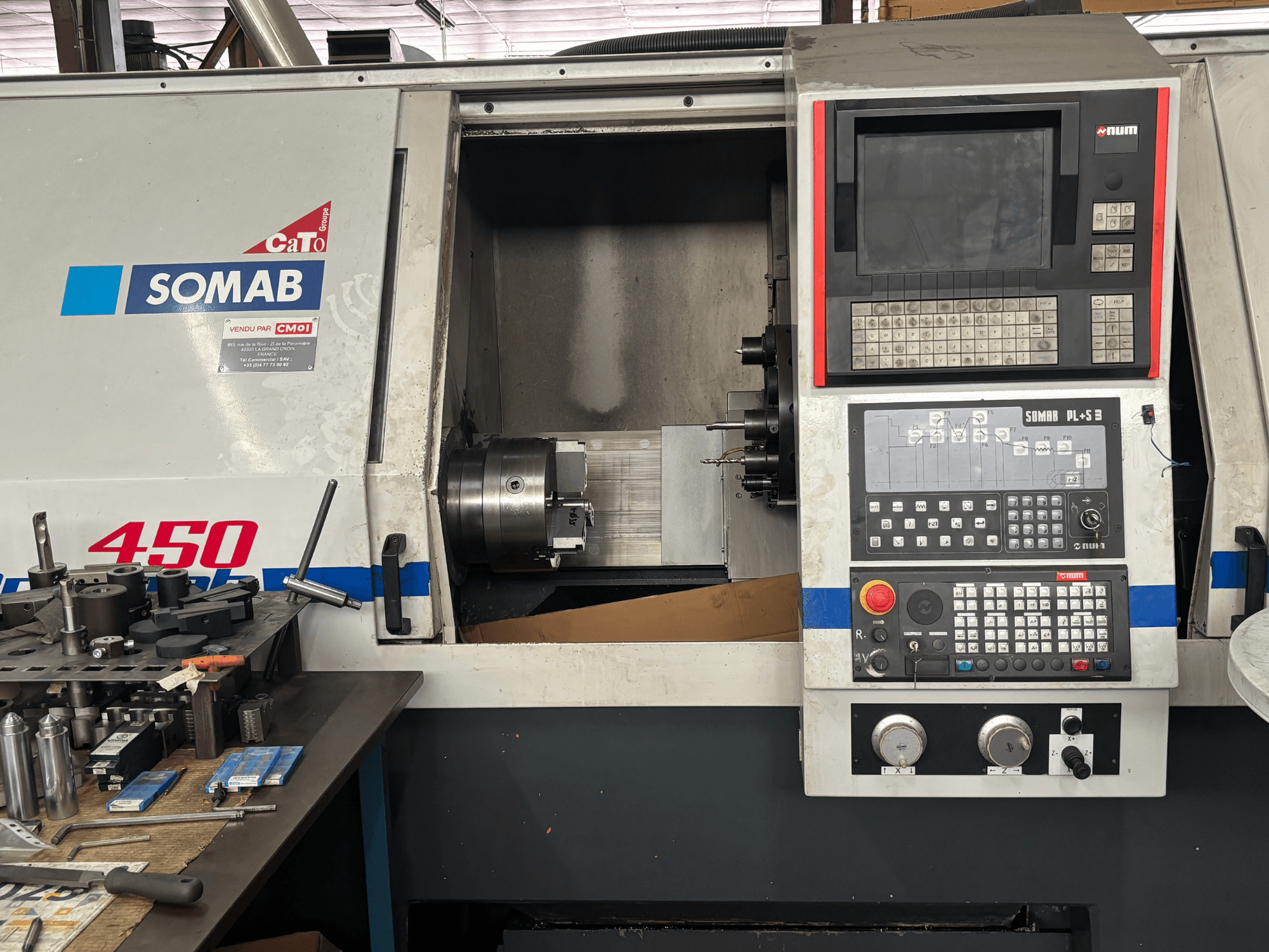 Вид спереду на горизонтальний токарний верстат SOMAB OPTIMA 450 білого кольору з цифровою панеллю керування та закріпленою заготовкою.