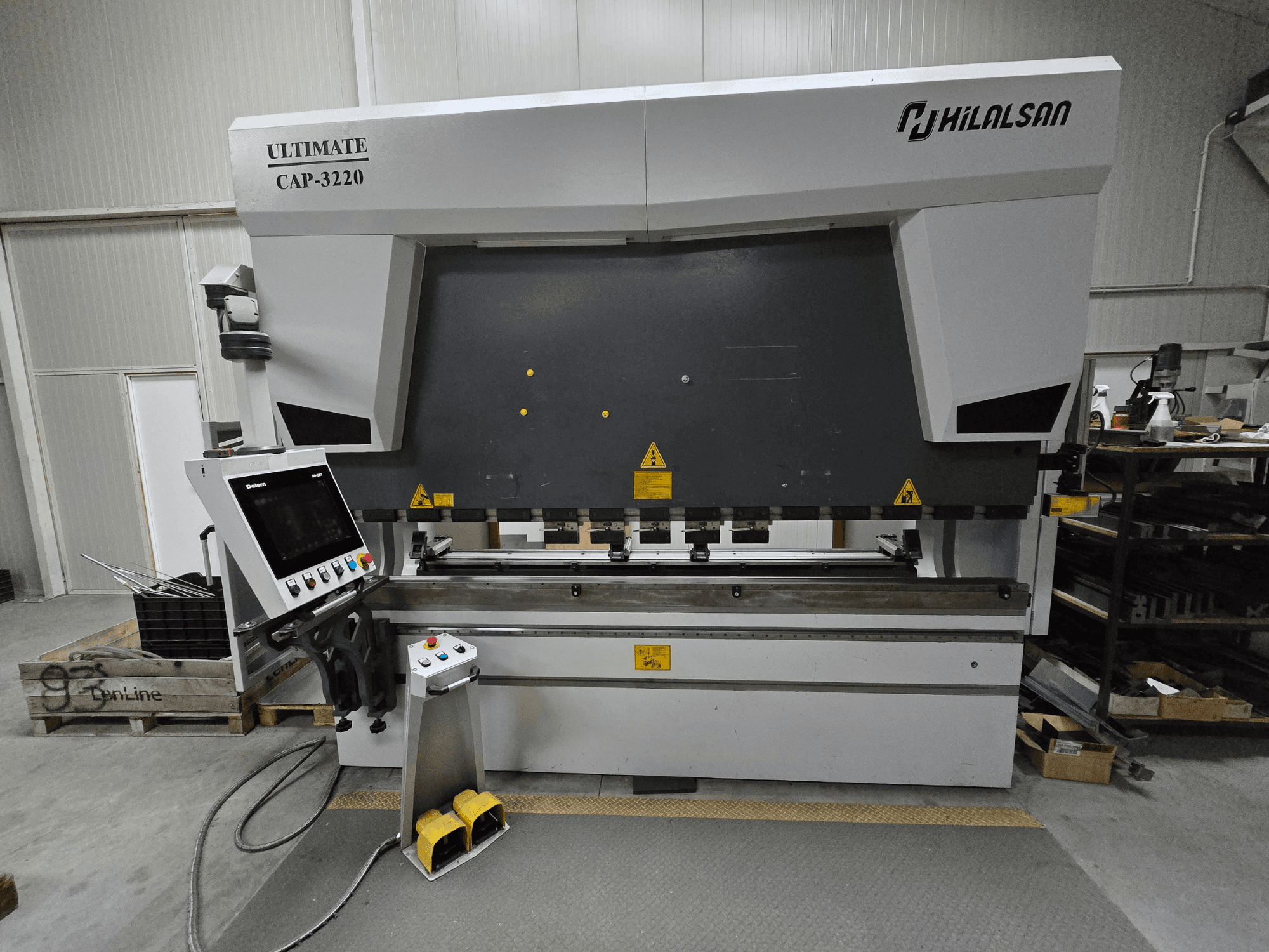 Ultimate CAP-3220 від Hilalsan, вид спереду металозгинального верстата з панеллю керування та ножними педалями.