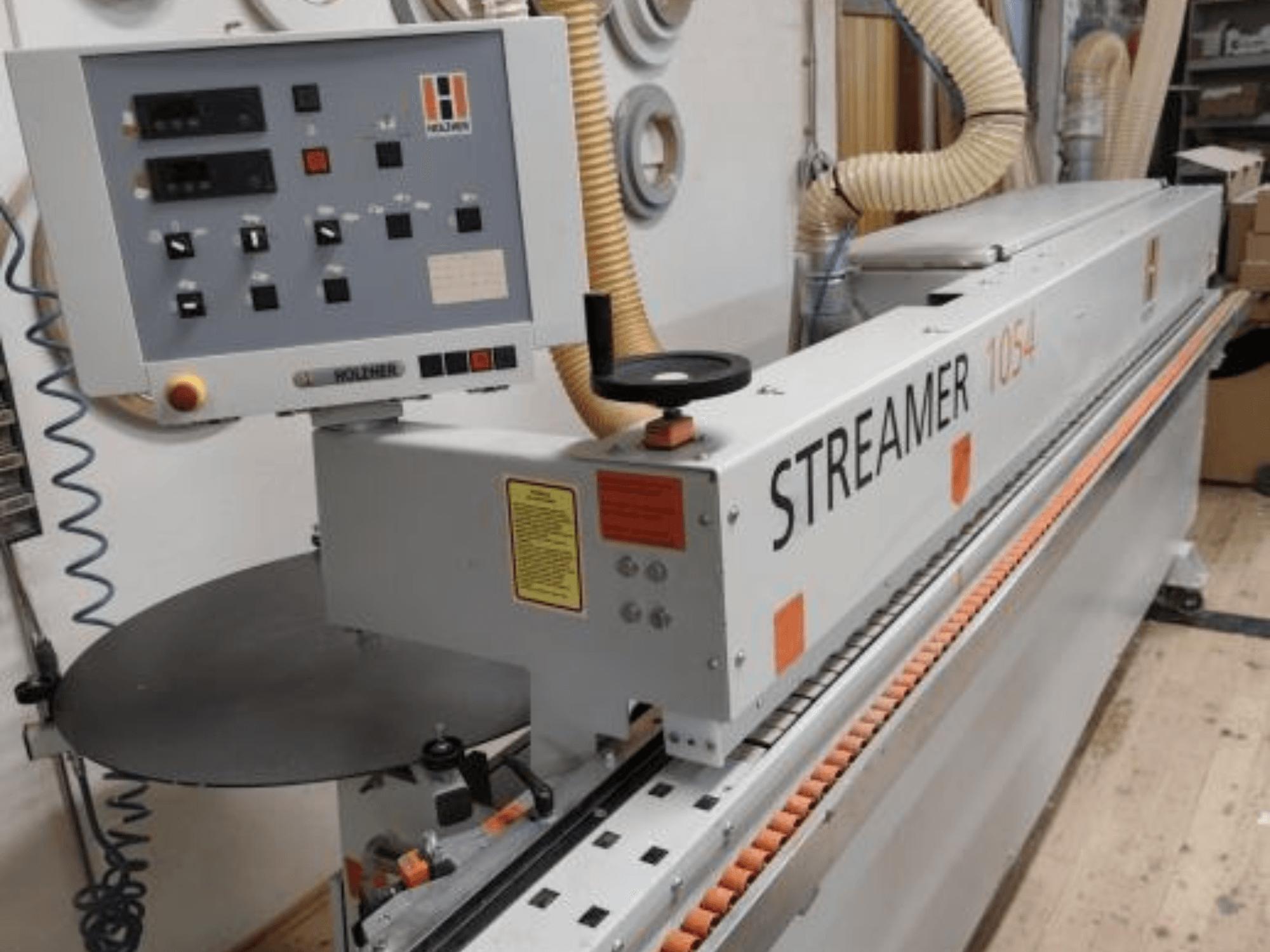Кромкооблицювальна машина HOLZHER Streamer 1054, вид збоку з панеллю керування та системою подачі на тлі цеху.