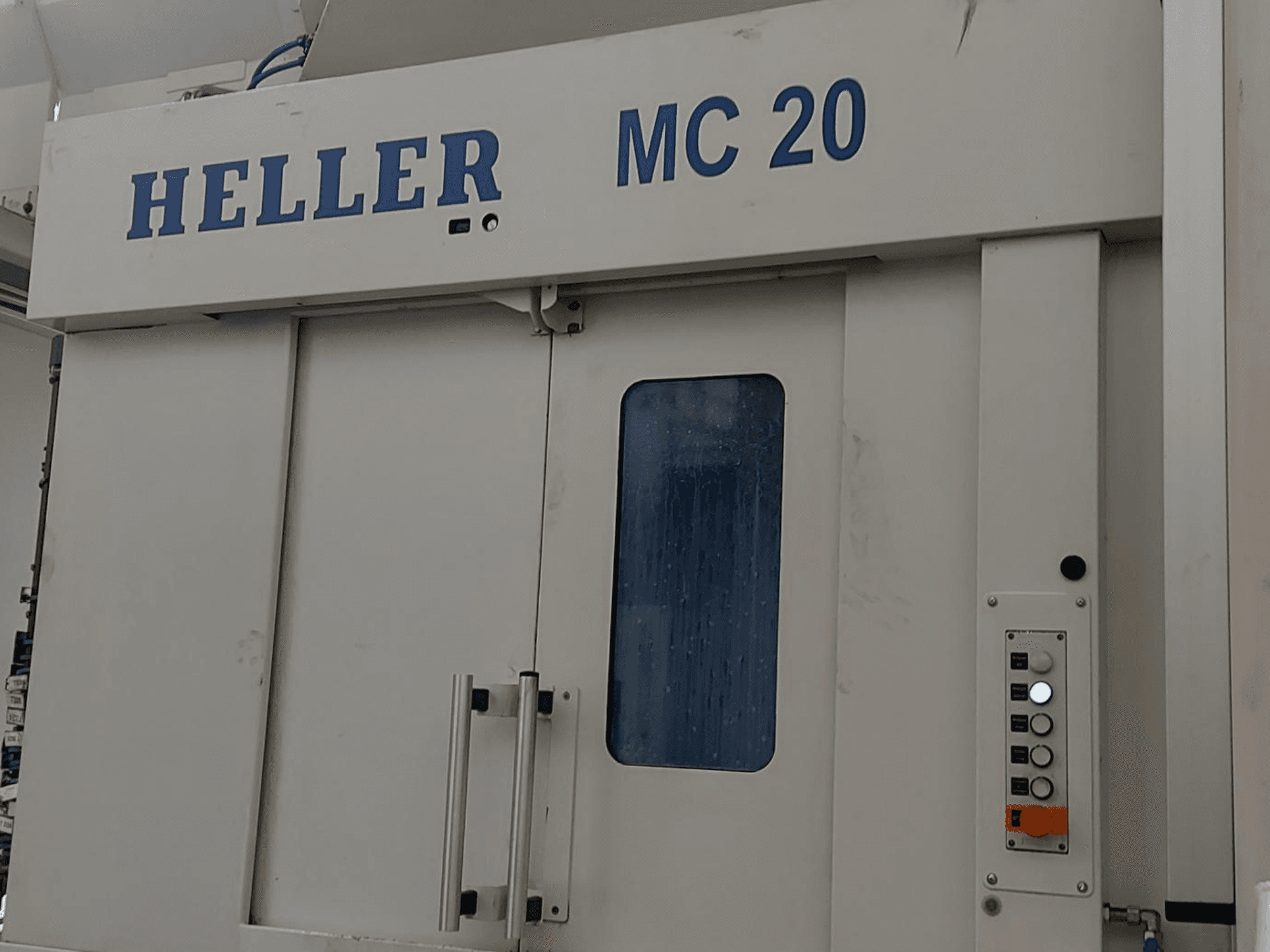 Вид спереду горизонтального обробного центру HELLER MC 20 з панеллю керування та переднім вікном.