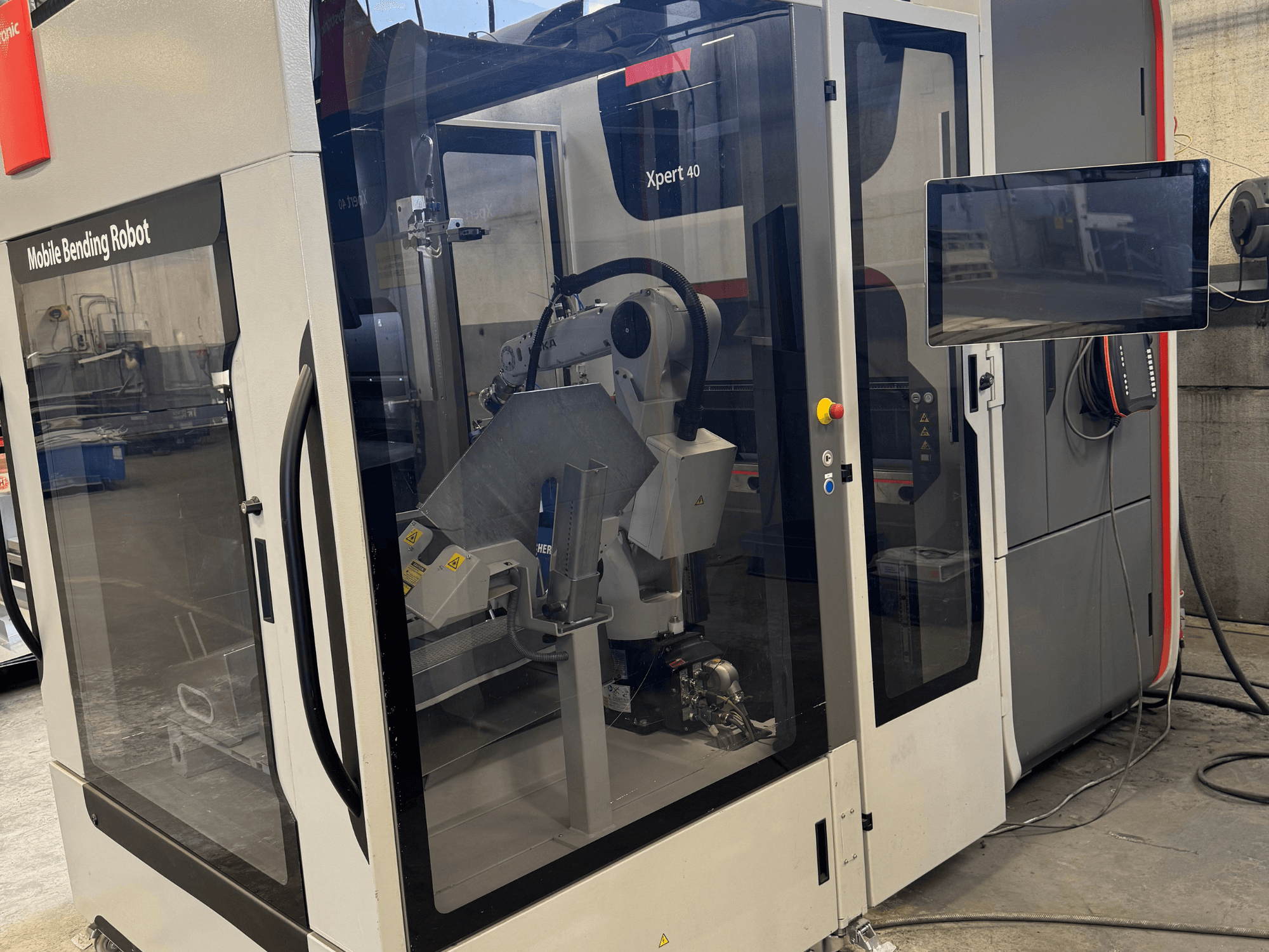 Листозгинальний прес Bystronic Xpert 40/1030 з мобільним згинальним роботом, вид спереду, на якому видно панель керування та роботизовані компоненти.