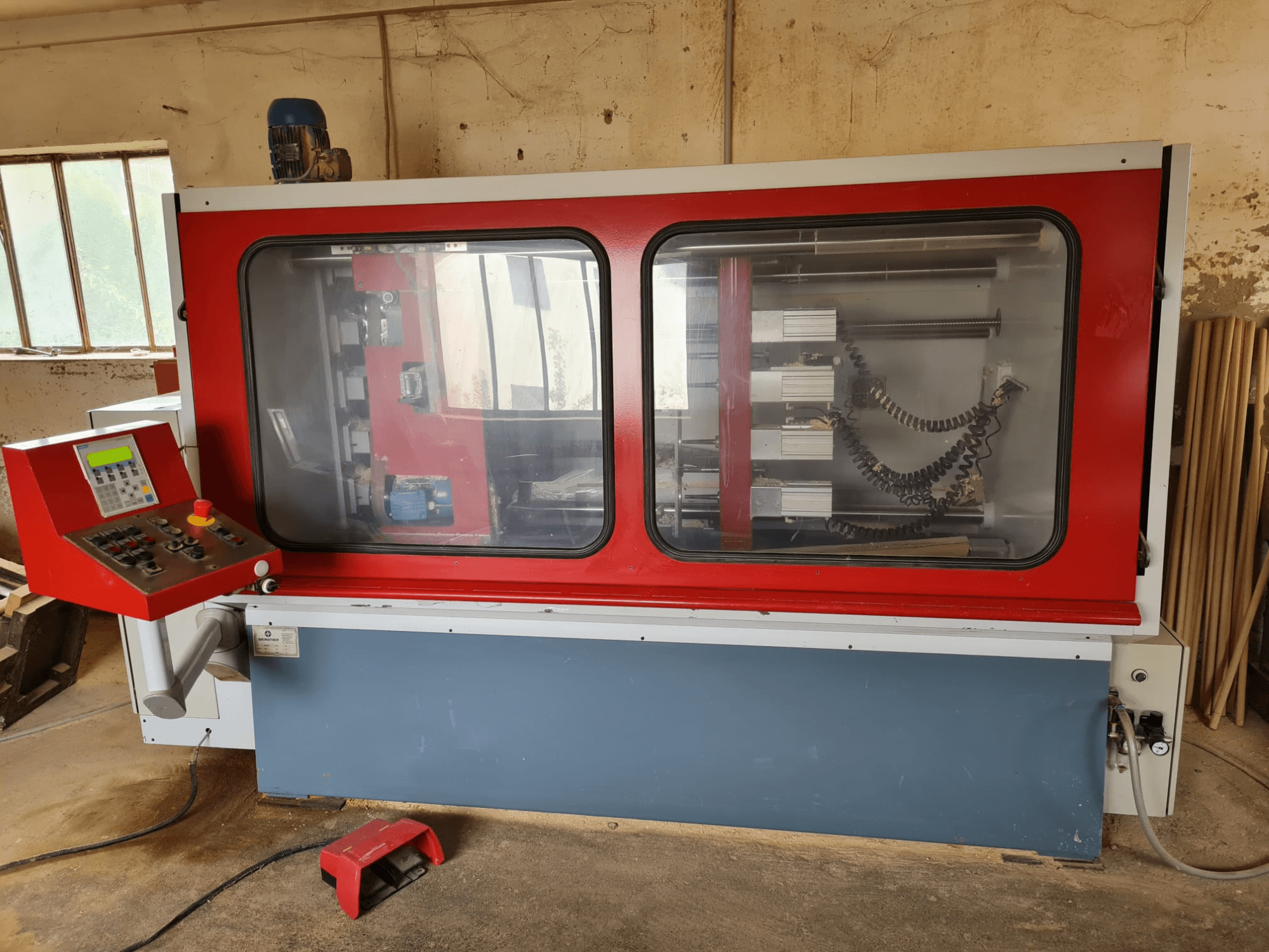 Деревоподрібнювач WEIRATHER KS1300/4 спереду, з панеллю керування, прозорим корпусом і видимими внутрішніми компонентами.