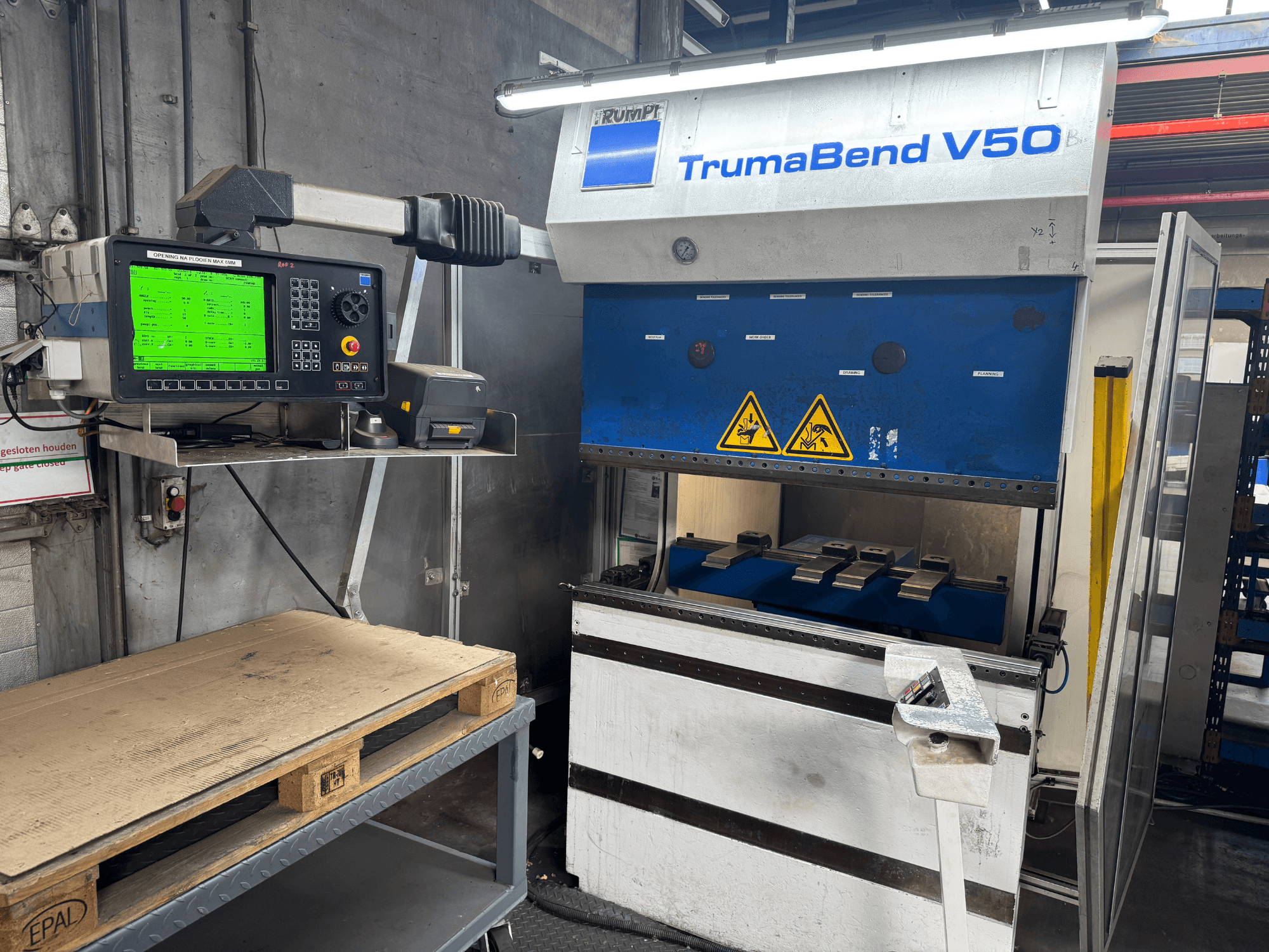 TRUMPF TrumaBend V50 - вид спереду, з панеллю керування, на якій відображаються налаштування та попереджувальні знаки безпеки.