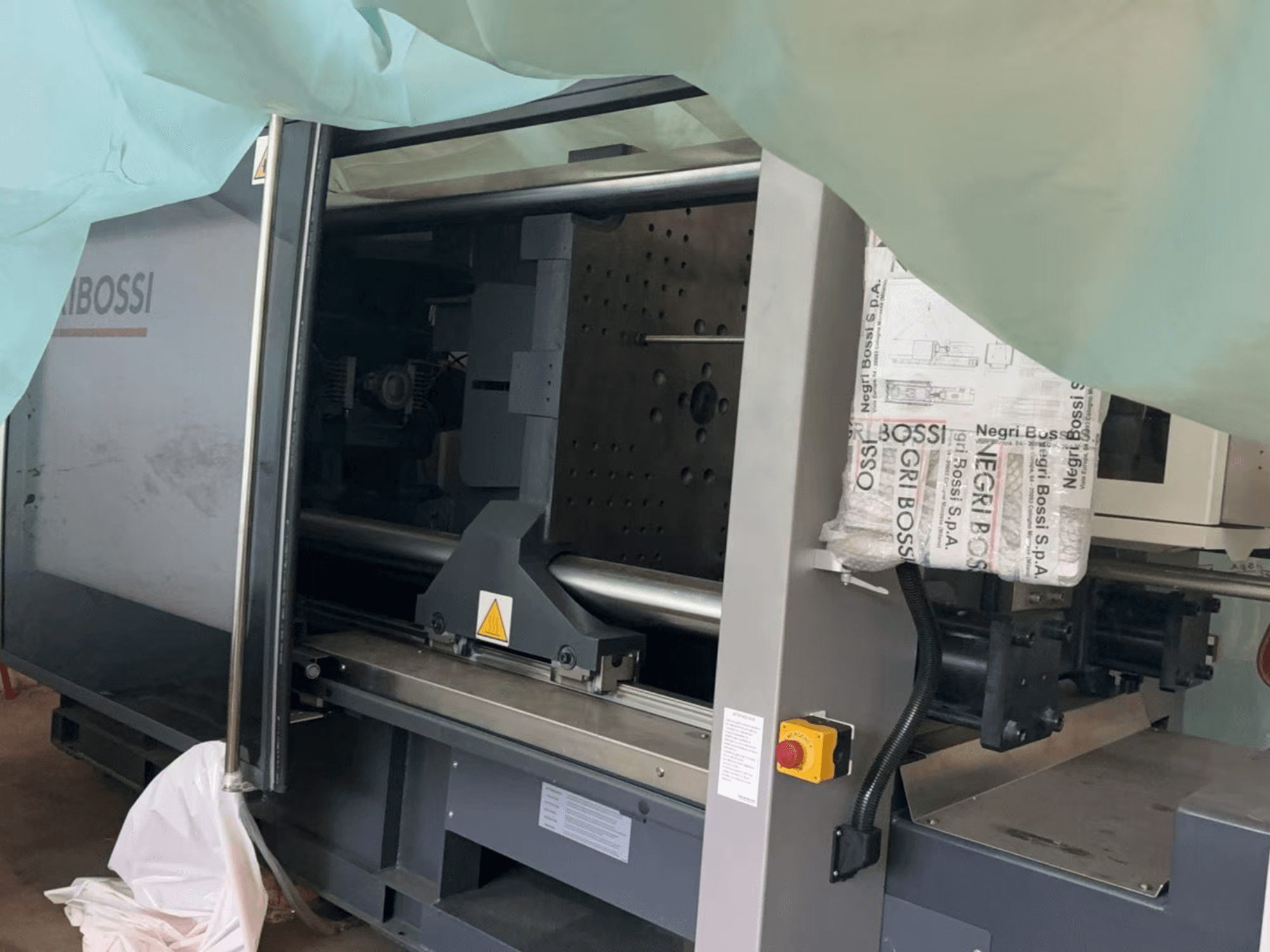 Електрична термопластавтомат Negri Bossi NOVA e350T H1550, вид збоку, з відкритими дверцятами та внутрішніми компонентами.