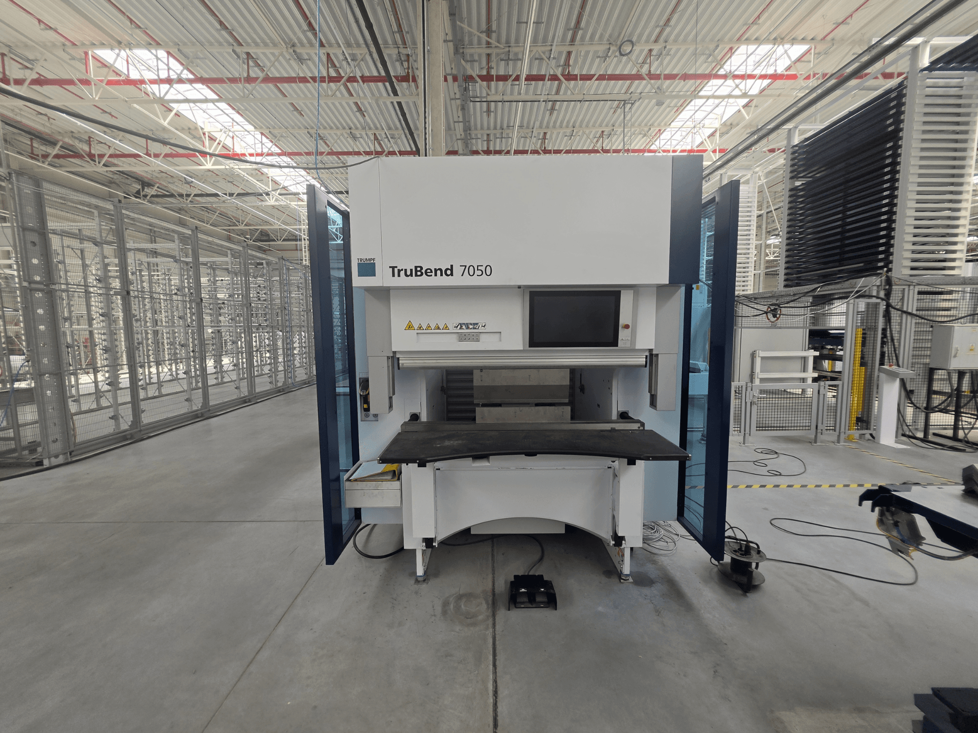 Вигляд з фасаду гибочного преса TRUMPF TruBend 7050, на якому видно панель управління та робочий стіл у добре освітленому промисловому приміщенні.