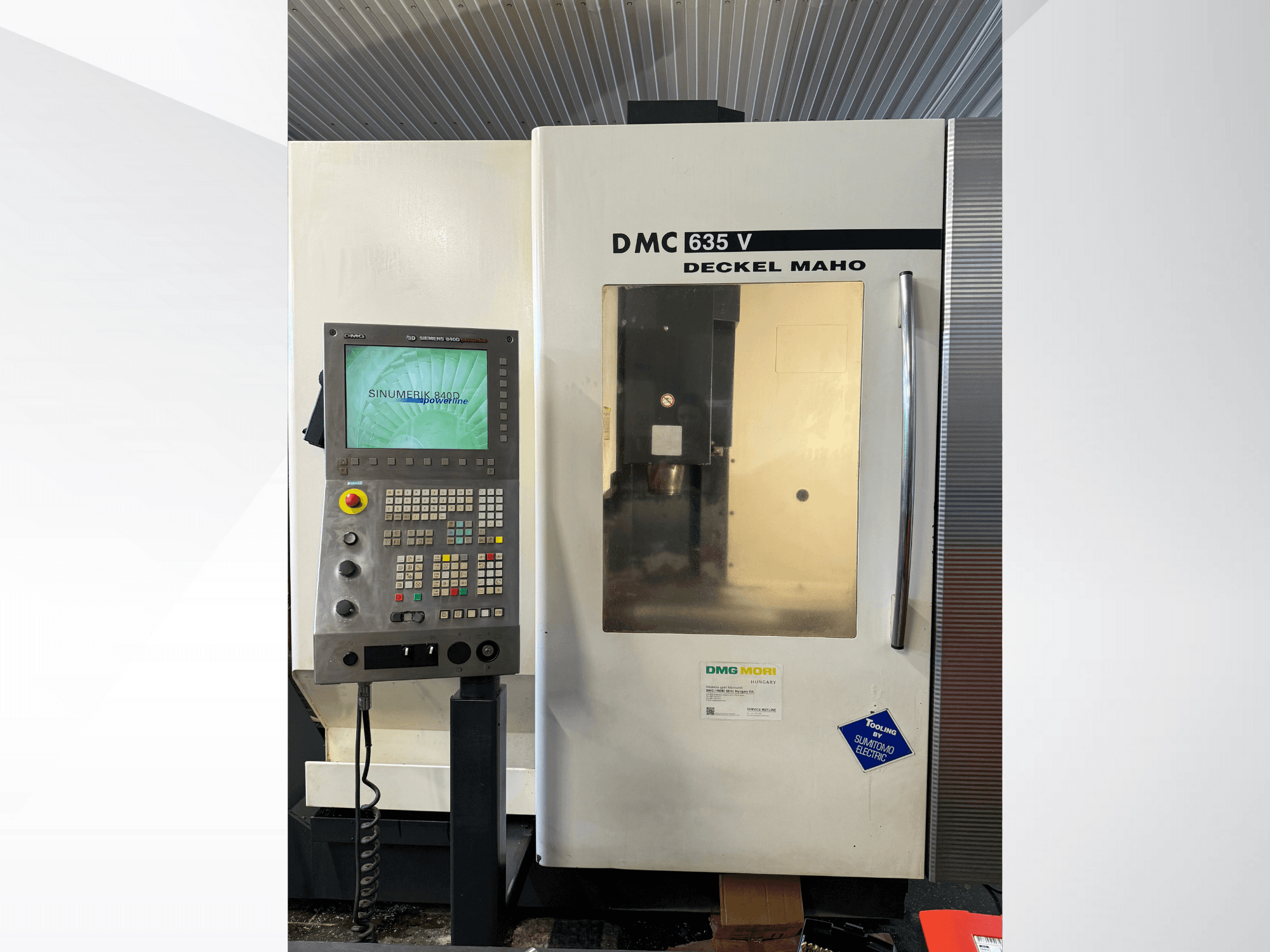 Фрезерний верстат DMG Mori DMC 635 V з панеллю керування, вид спереду, оснащений дисплеєм Sinumerik і різними кнопками керування.