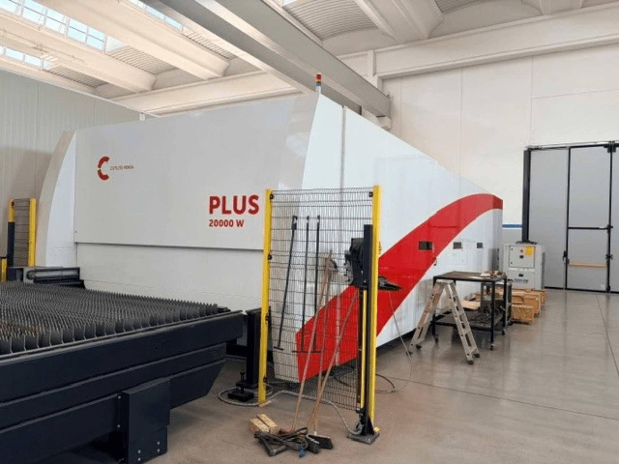 Лазерний верстат для різання на волоконному лазері CUTLITE PENTA PLUS LM 9030, вид збоку, із зазначенням потужності 20 000 Вт, із захисним огородженням та робочою зоною.