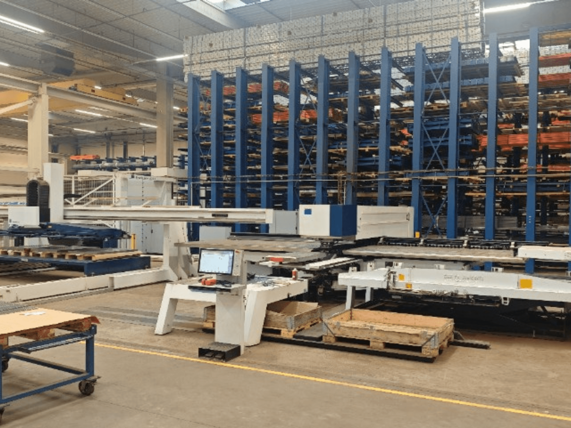 Штампувальний верстат з ЧПУ TRUMPF TruPunch 5000 S12 у цеху, вид спереду з панеллю керування та зоною зберігання.