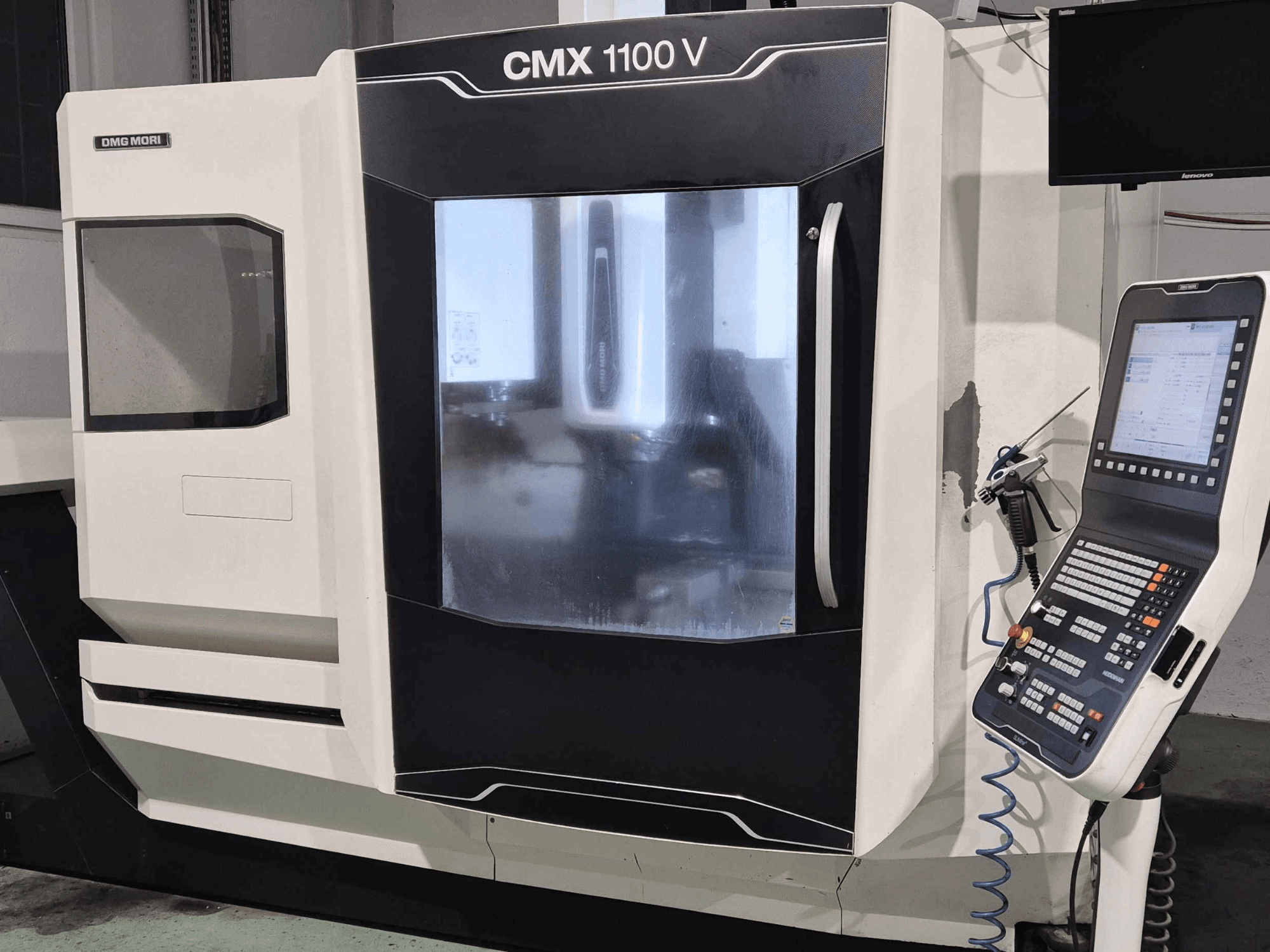 DMG Mori CMX 1100 V, вид спереду верстата з ЧПУ з панеллю керування, цифровим дисплеєм і налаштуванням системи охолодження.