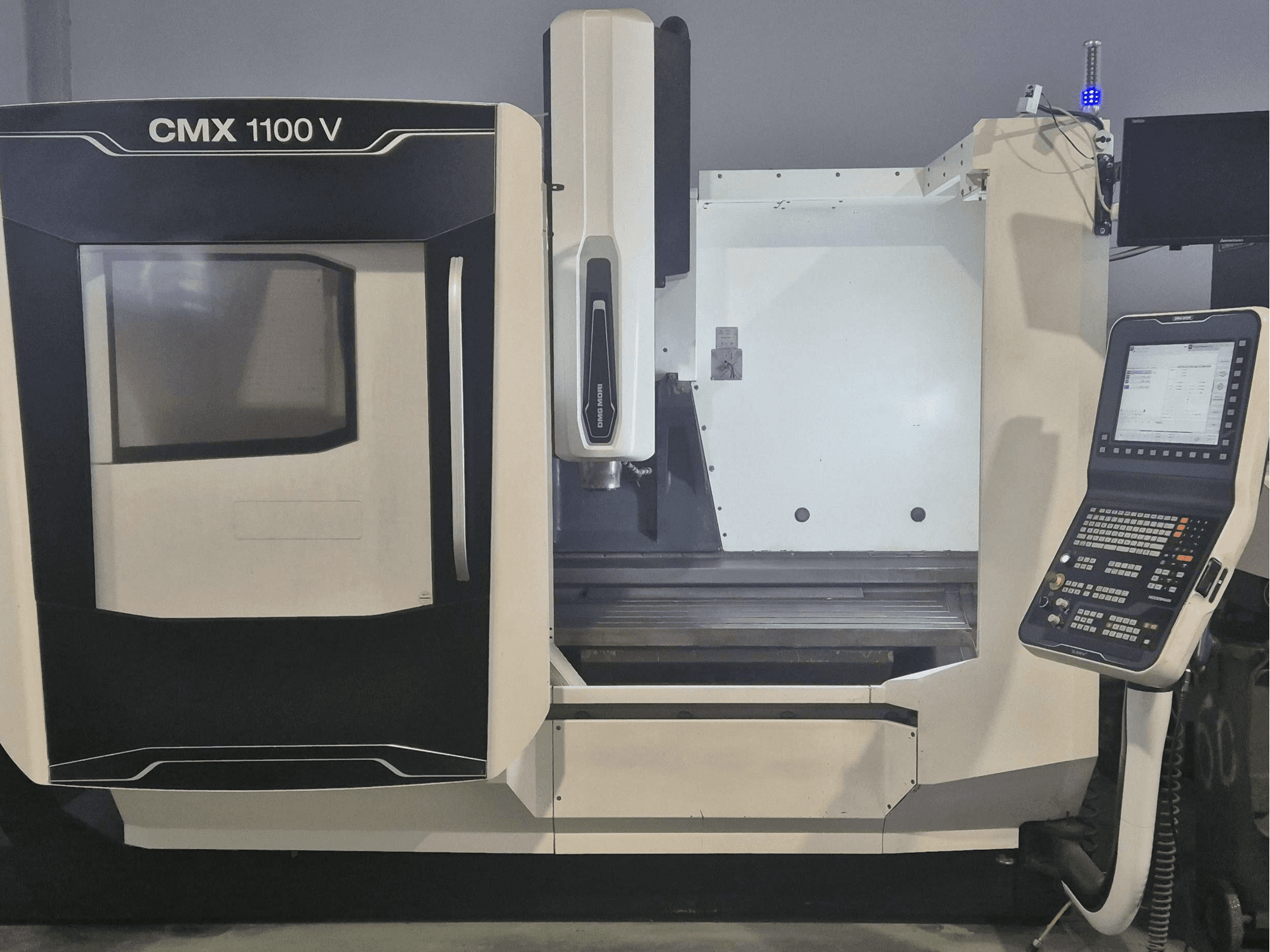Вертикальний обробний центр DMG MORI CMX 1100 V, вид спереду, на якому видно панель управління та станину верстата.
