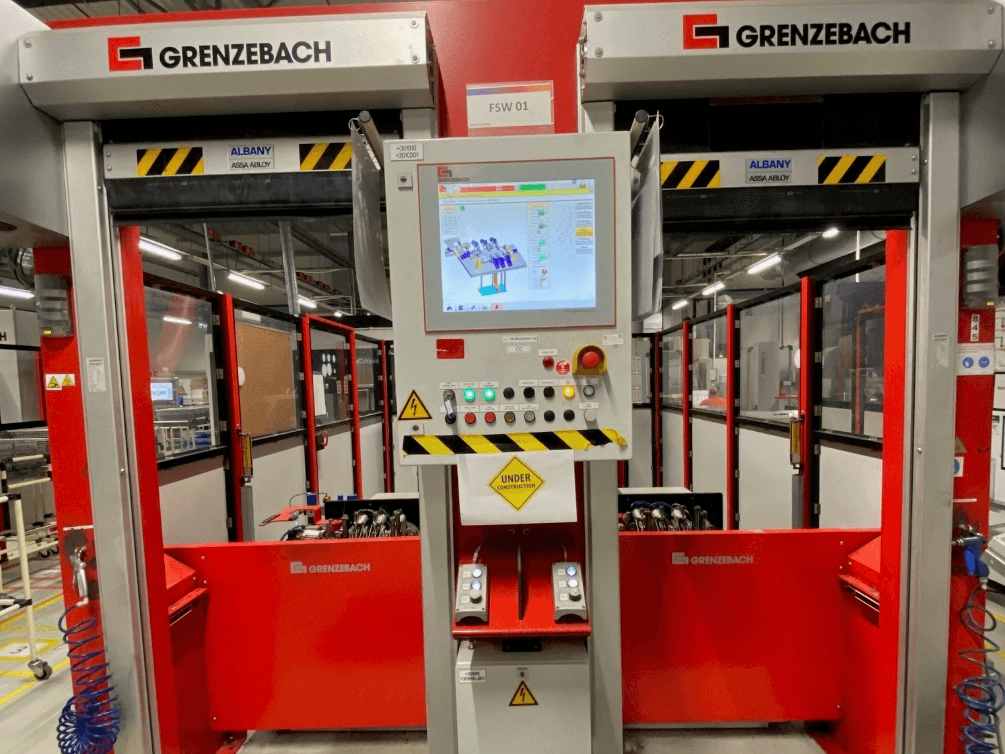 Вигляд спереду маніпулятора GRENZEBACH FSW GenRob 01 із панеллю керування, оснащеною сенсорним екраном та різними функціональними кнопками.