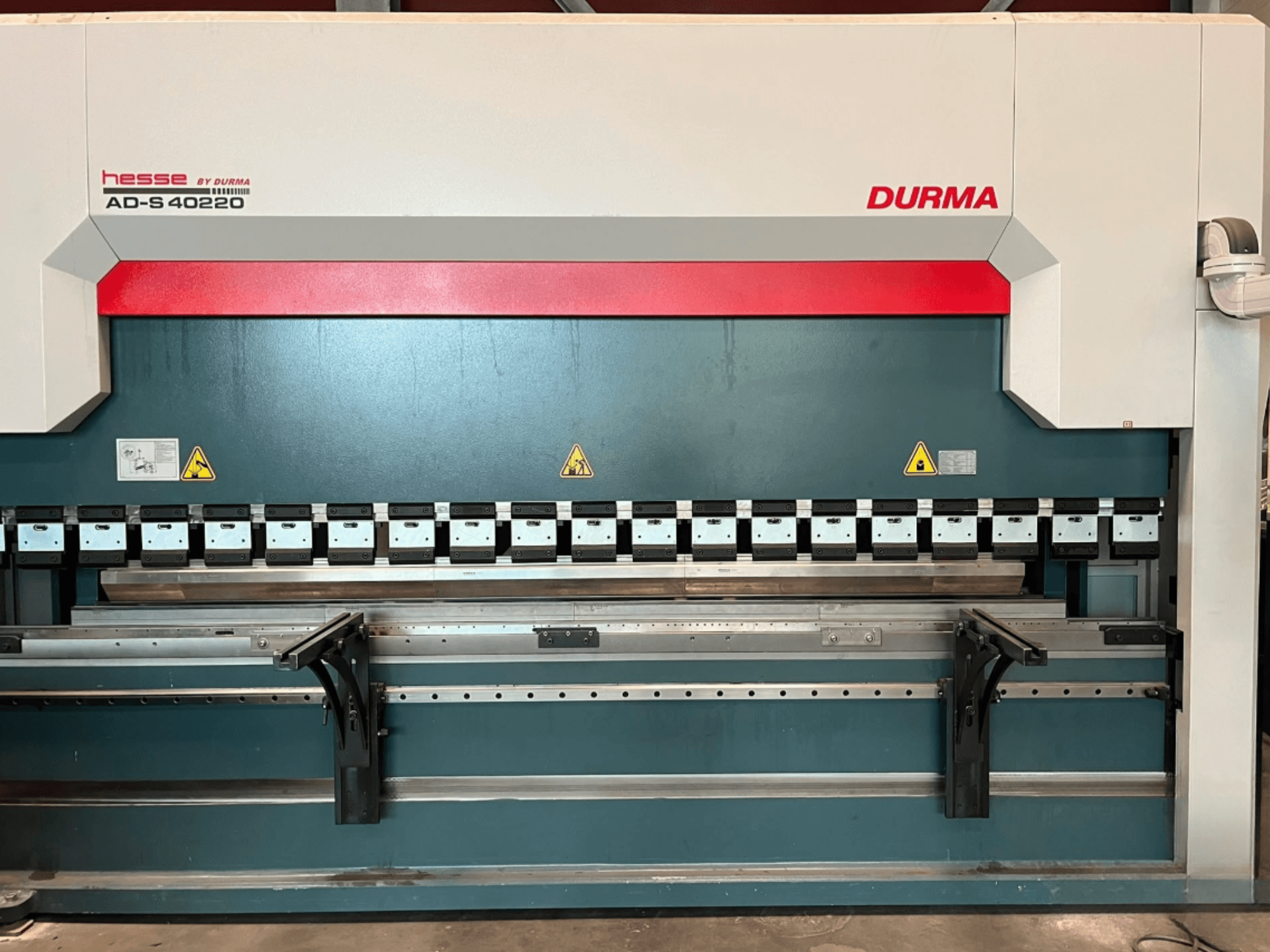Гібочний прес Durma AD-S 40220, вид спереду, з декількома інструментами для гнуття та попереджувальними наклейками.
