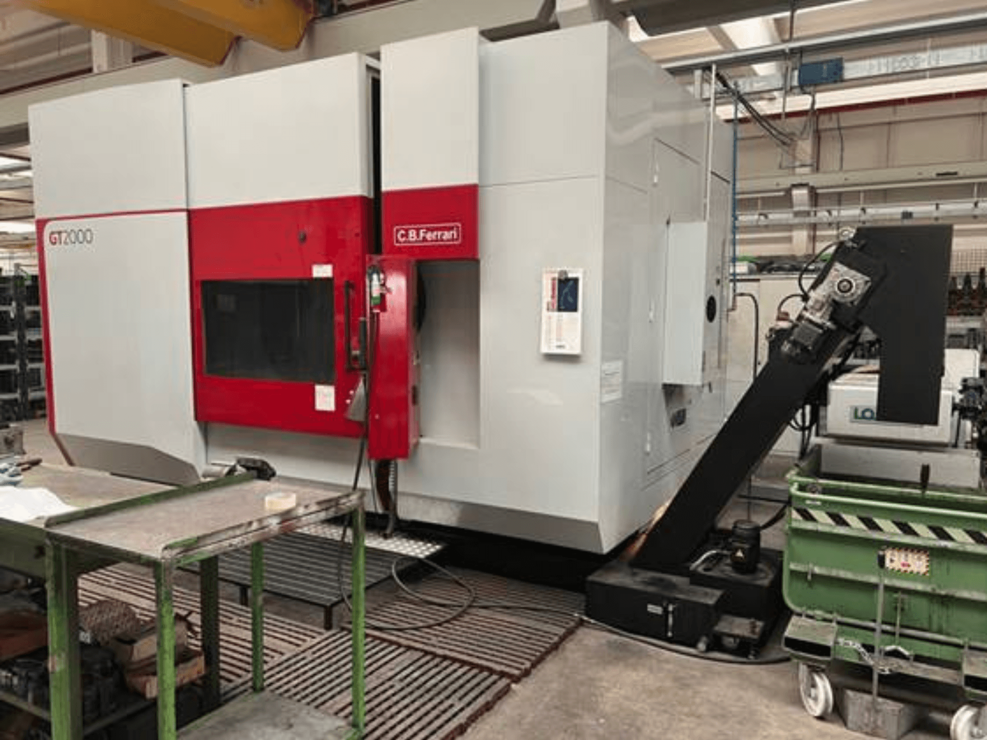 Фрезерний верстат C.B. Ferrari GT2000 спереду, з роботизованою рукою та промисловим робочим простором із зеленим візком.