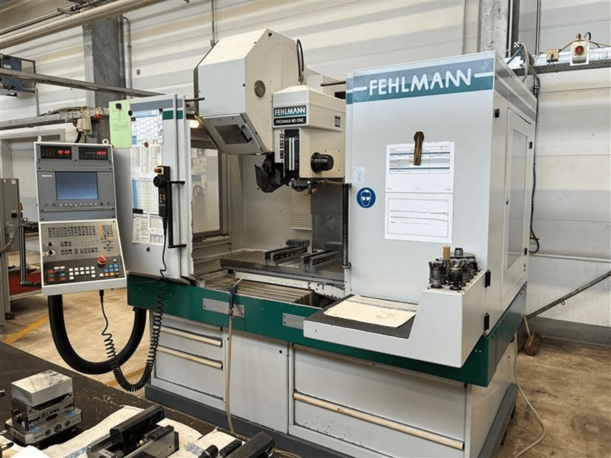 Вертикальний обробний центр FEHLMANN PICOMAX 80 CNC-W 2/3, зображений у фронтальному ракурсі, з панеллю керування та робочою зоною.