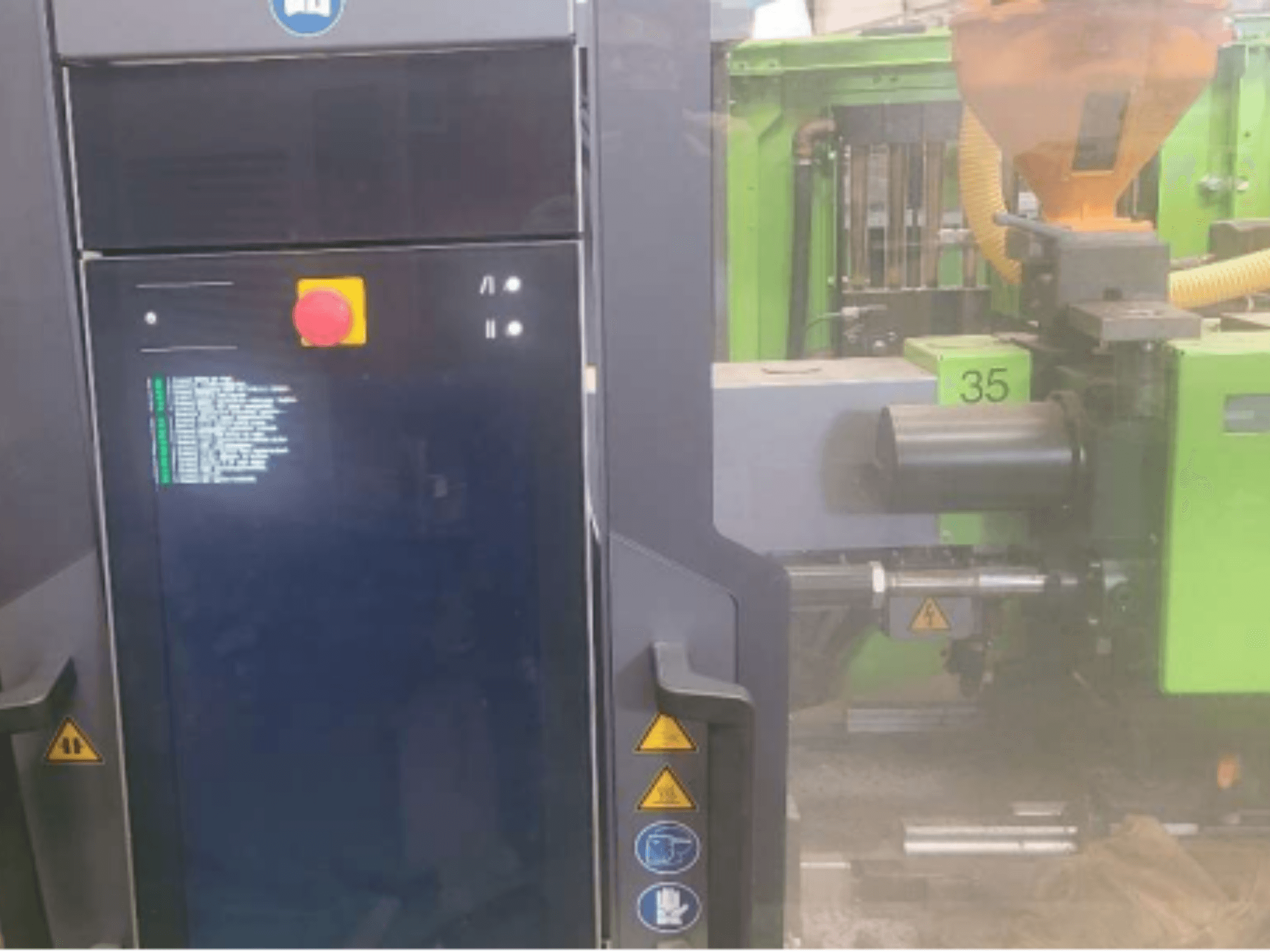 Гідравлічна машина для лиття під тиском Engel Victory 320/80, вид спереду з панеллю керування та зеленим блоком впорскування.