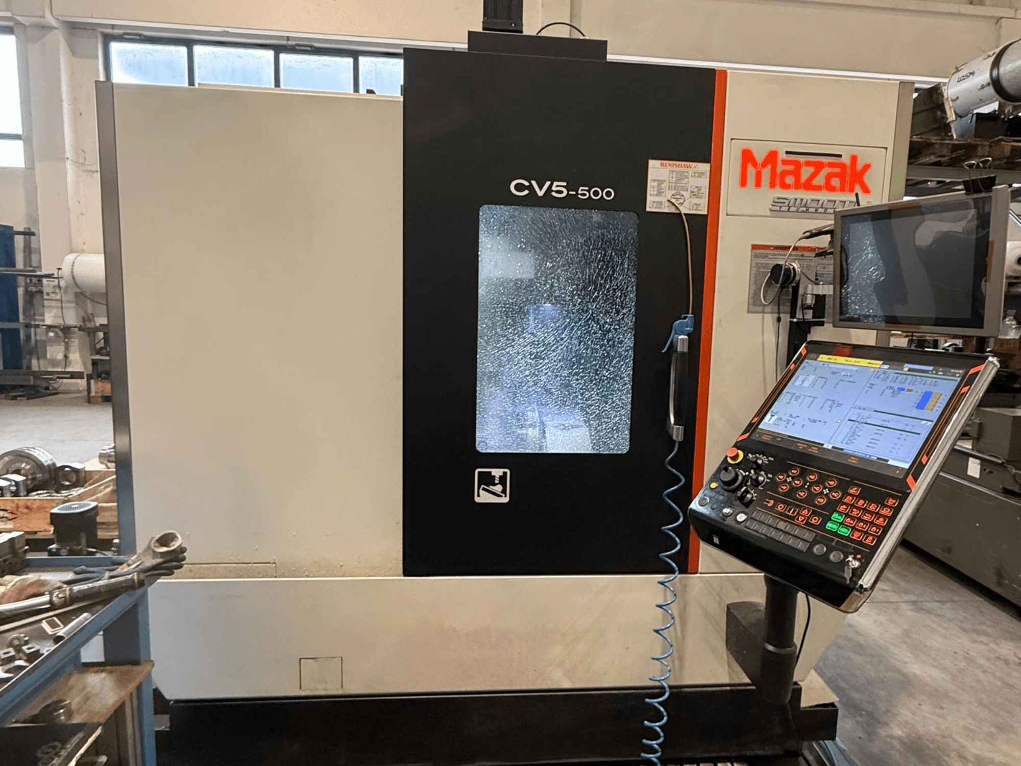 Вертикальний обробний центр Mazak CV5-500, вид спереду з панеллю керування та дисплеєм, що демонструє робочі налаштування та інтерфейс.