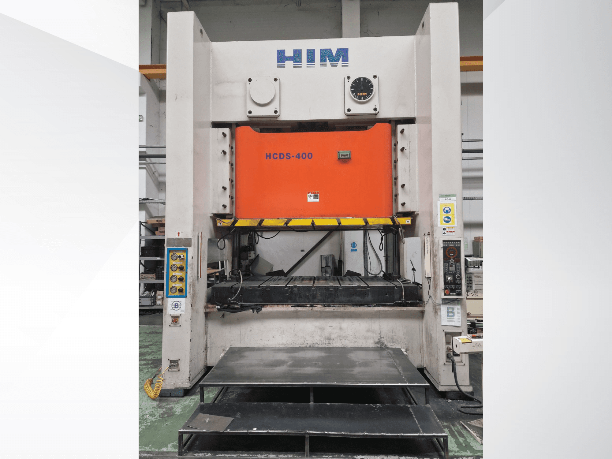 Вигляд спереду механічного штампувального преса HIM HWAIL PRESS HCDS-400 з помаранчевою штампувальною пластиною та панеллю керування.