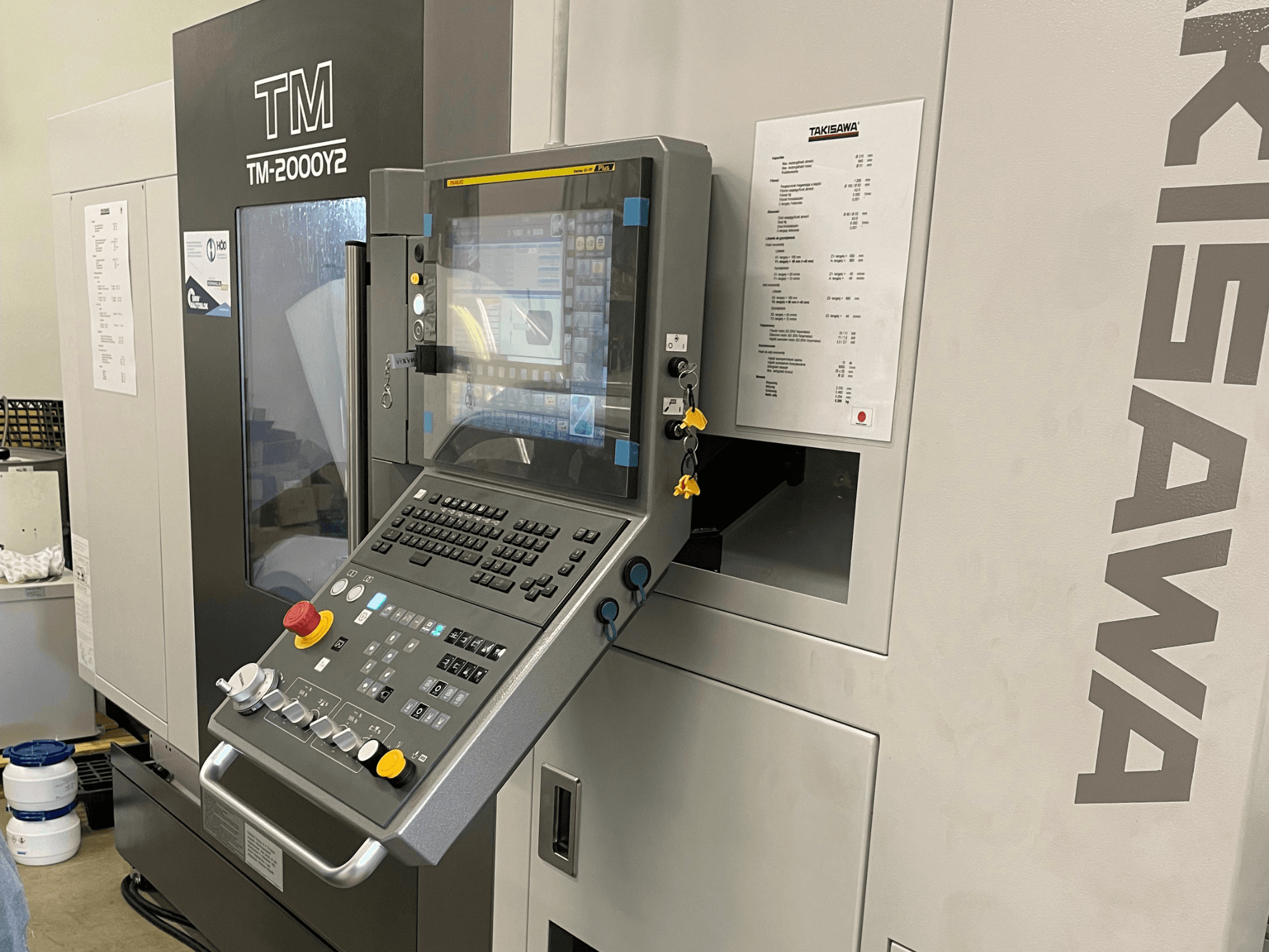 Панель керування горизонтального токарного верстата Takisawa TM-2000Y2, вид спереду, з цифровим дисплеєм і кнопками керування.