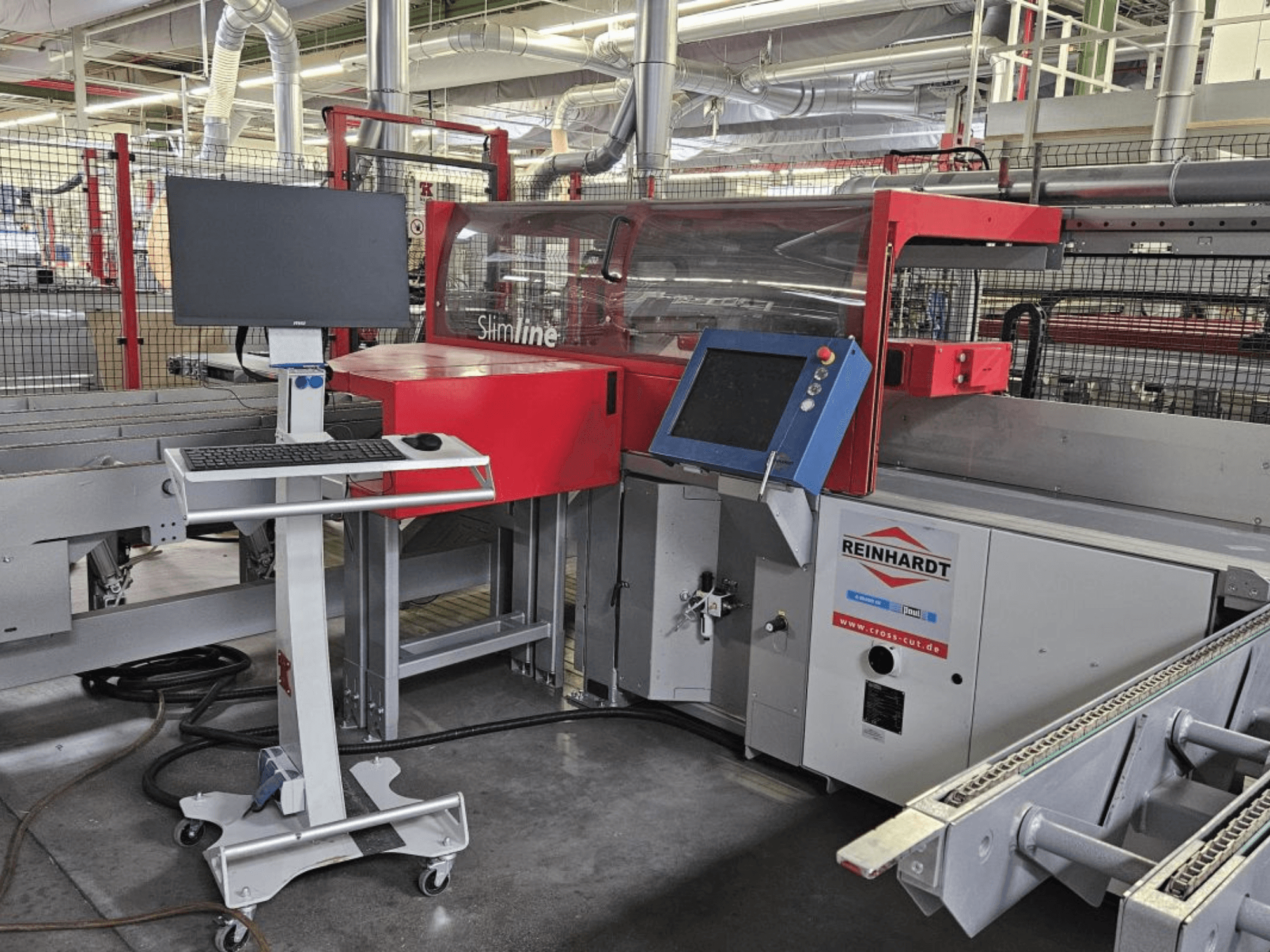 Оптимізація поперечного пиляння Paul Reinhardt SlimLine 110, вид спереду з панеллю керування та монітором для налаштування роботи.