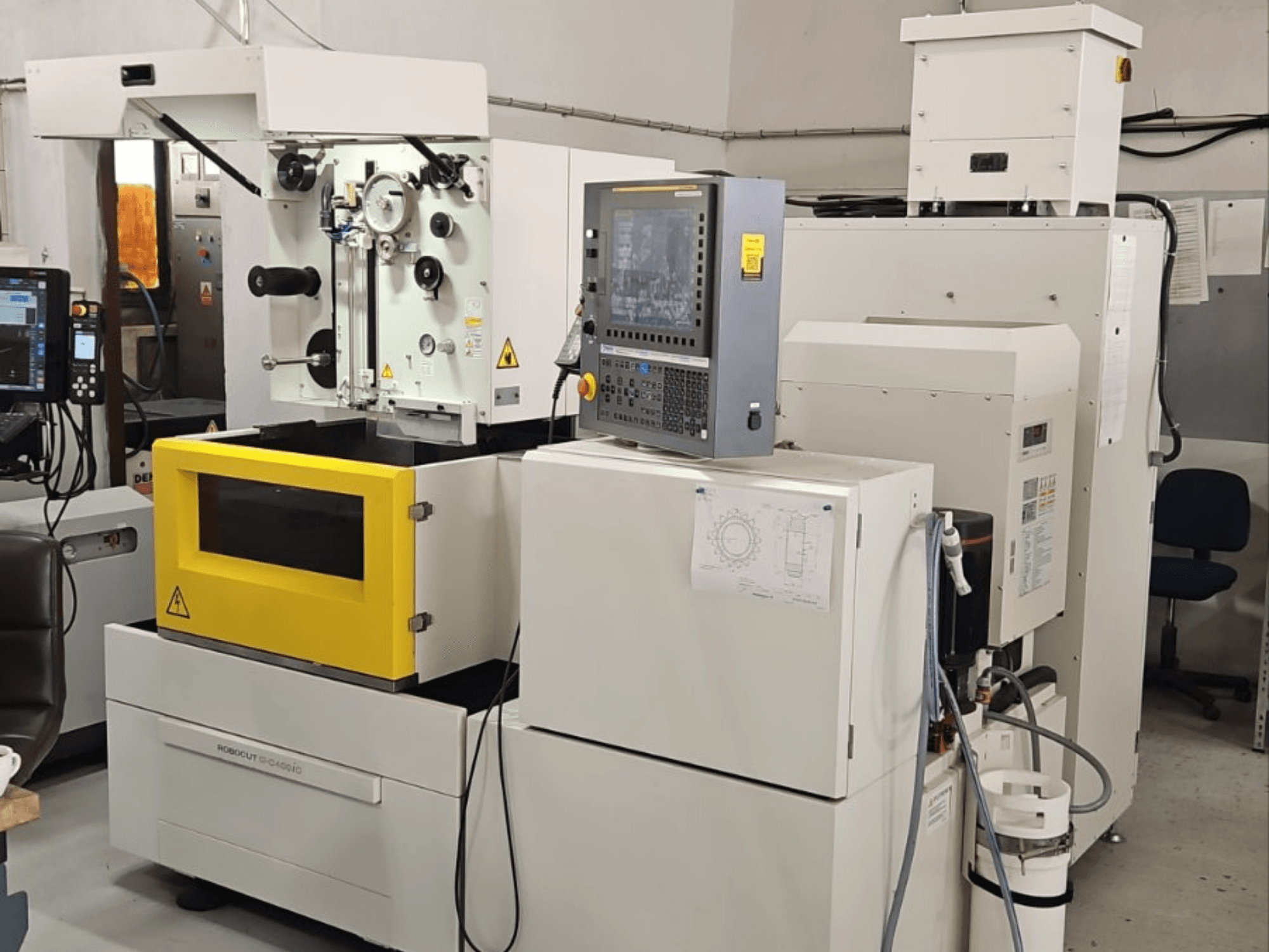 Електроерозійна машина FANUC Robocut alpha C400iC, вид спереду, на якому видно панель керування та жовту робочу камеру.