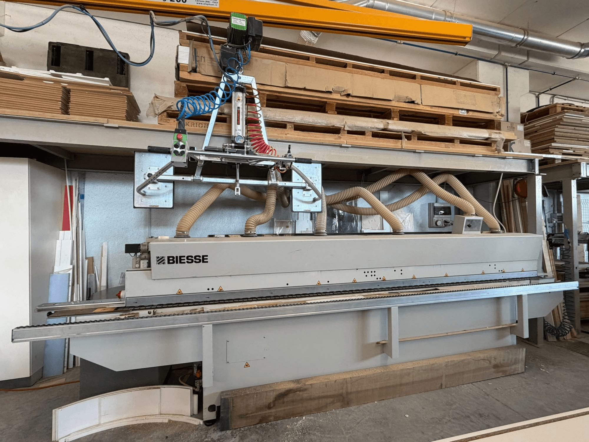 Кромкооблицювальний верстат BIESSE AKRON 1330 у цеху: вид спереду з панеллю керування та системою пиловідведення.