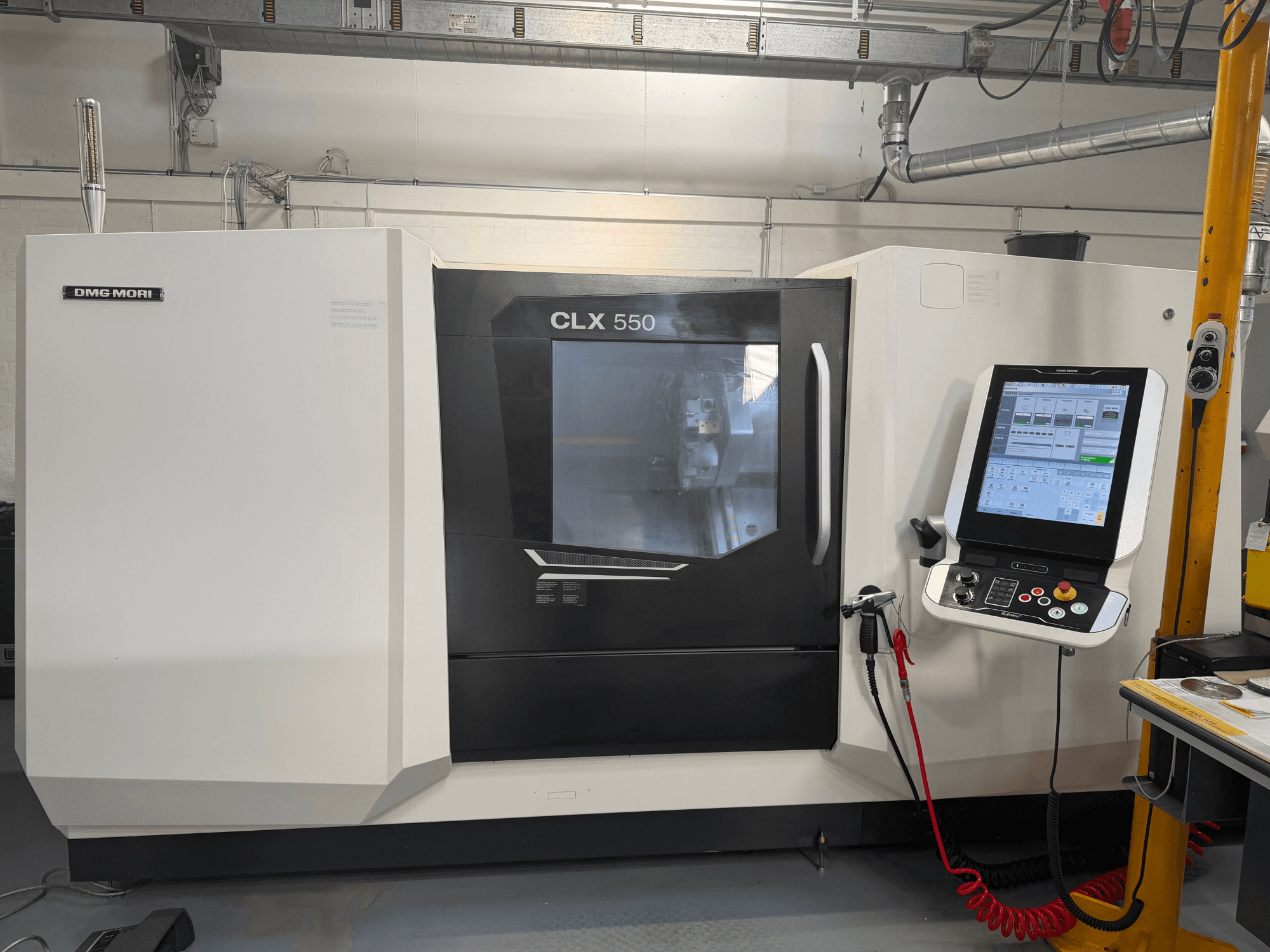 Горизонтальний токарний верстат DMG MORI CLX 550 V4, вид спереду з панеллю керування та дисплеєм, що демонструє передові можливості обробки.