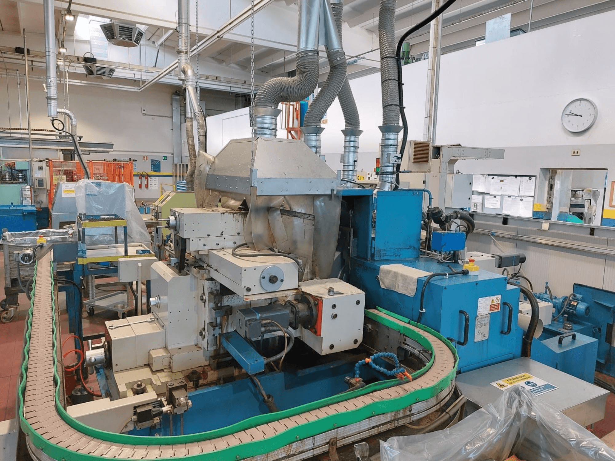 Безцентровий шліфувальний верстат GHIRINGHELLI M300SP610 CNC3A, вид спереду, демонструє складні механізми та деталі конвеєра.
