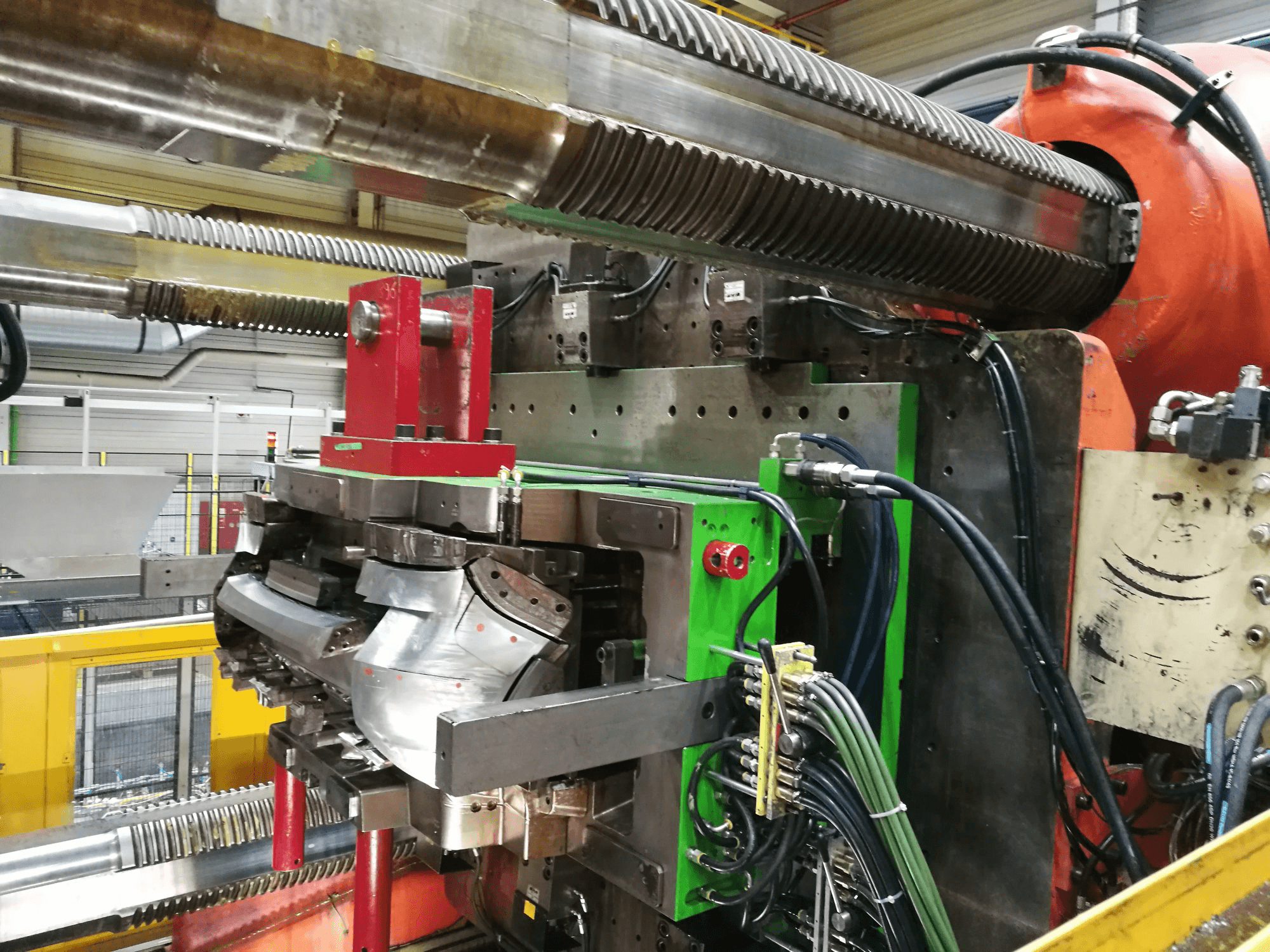 Left view of Husky EL 4000 RS 170/145 Machine