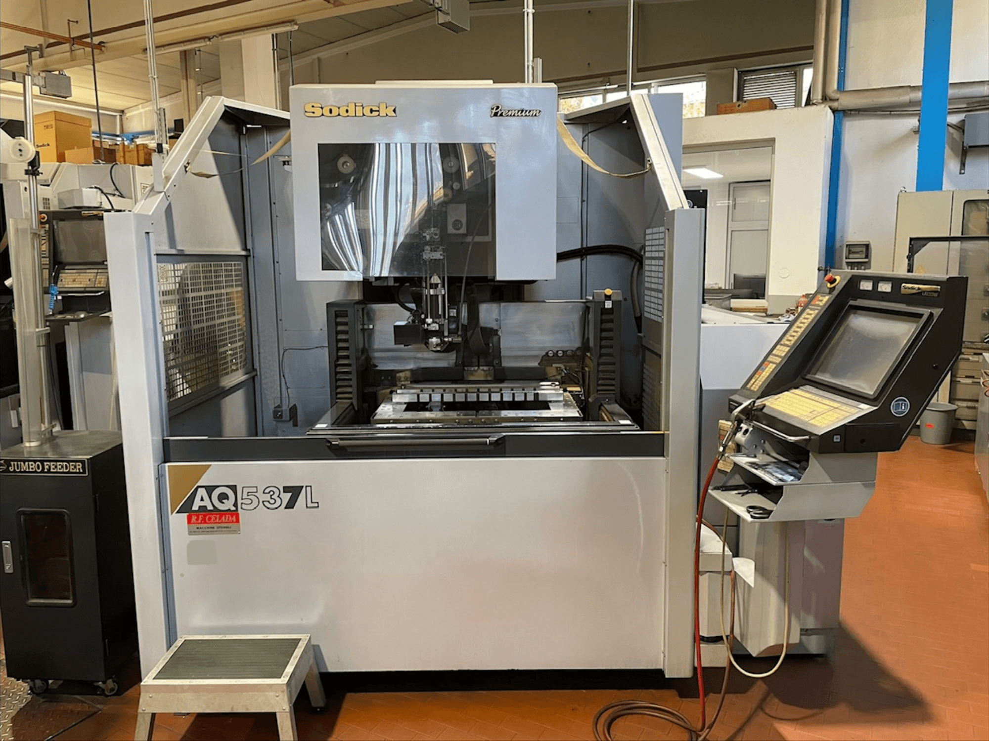 Електроерозійний верстат Sodick AQ537L - вид спереду, демонструє панель керування та зону обробки з видимими компонентами.