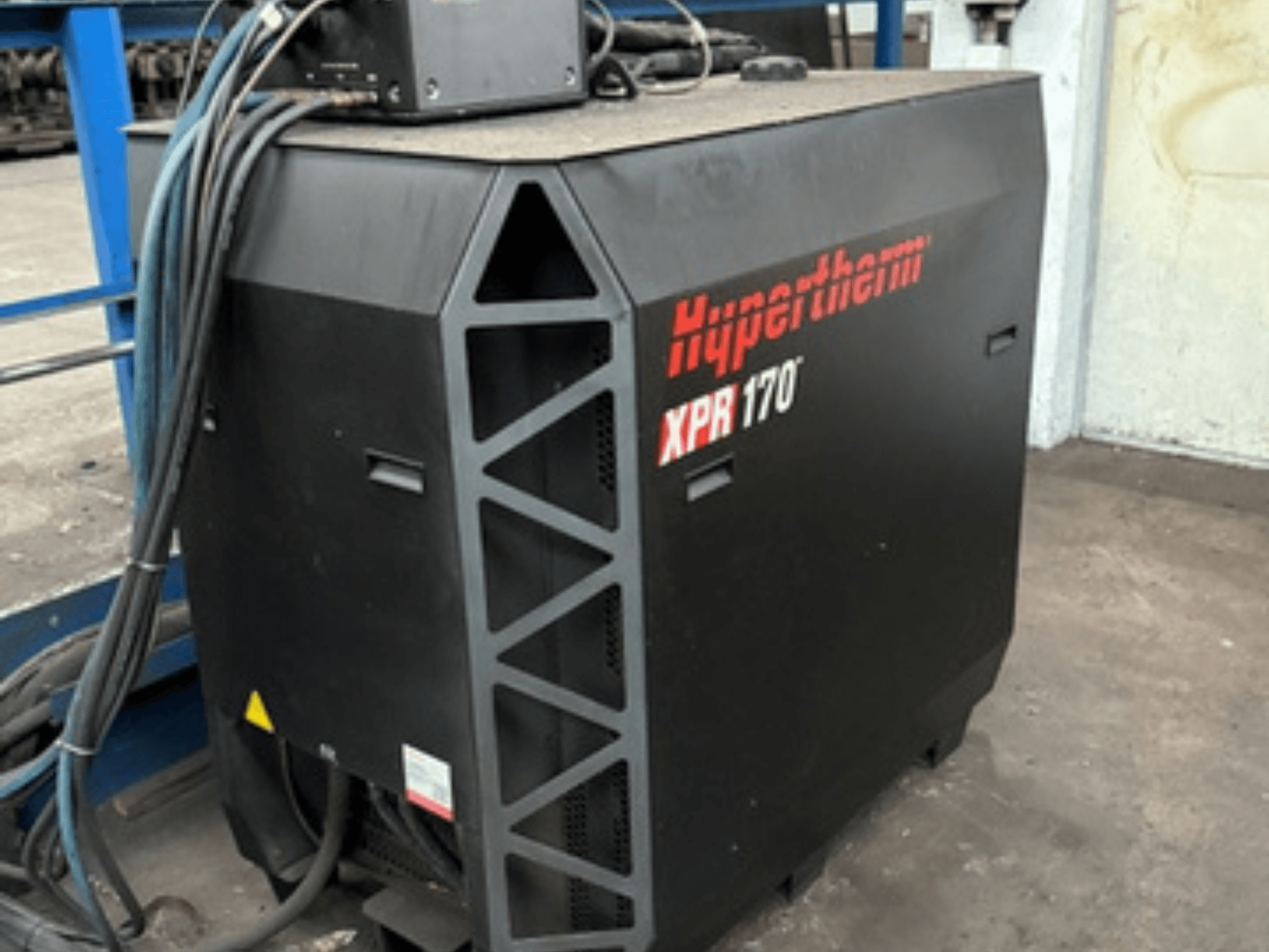 Плазмовий різак Hypertherm XPR170, вигляд збоку, з вентиляційними отворами для охолодження та кількома кабелями для роботи.