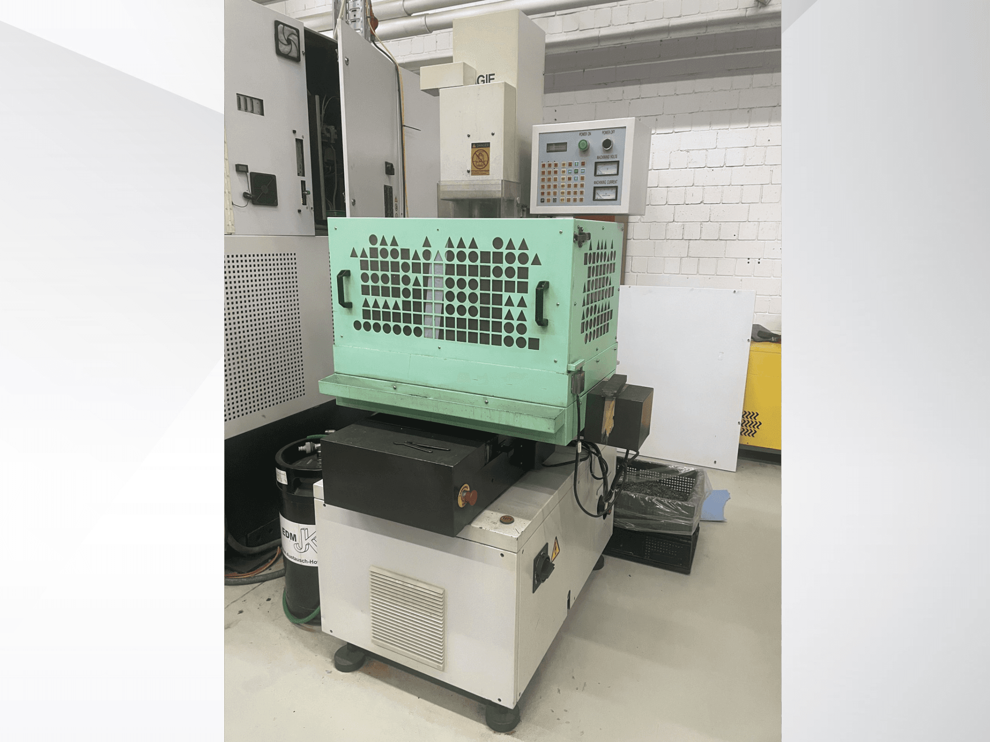 AGIE Drill, свердлильний верстат по металу, вид спереду показує елементи керування, зелений корпус і компактний дизайн. Ідеально підходить для точних робіт.