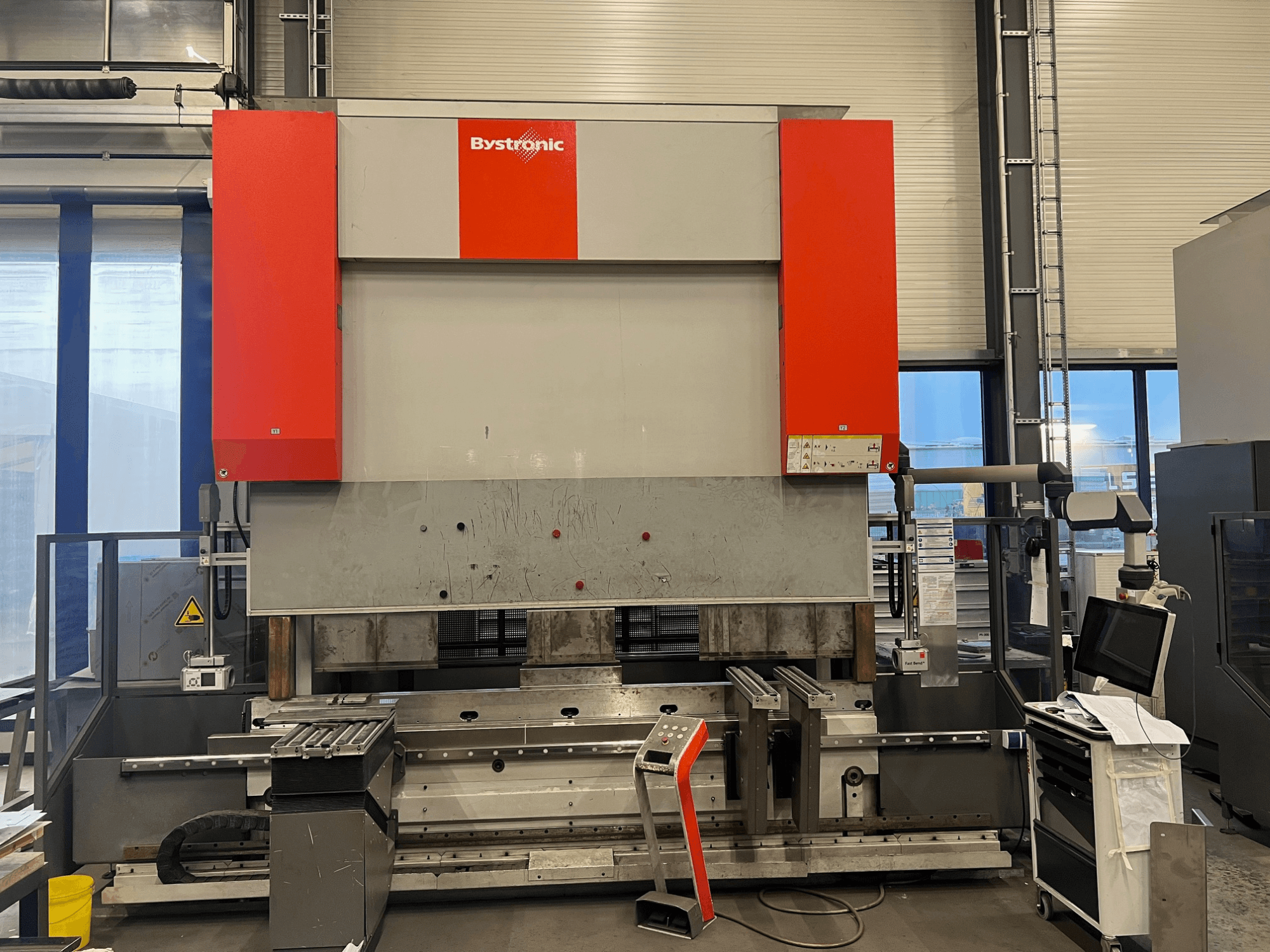 Листозгинальний верстат Bystronic у вигляді спереду, з елегантним дизайном, панеллю керування та функціями безпеки.