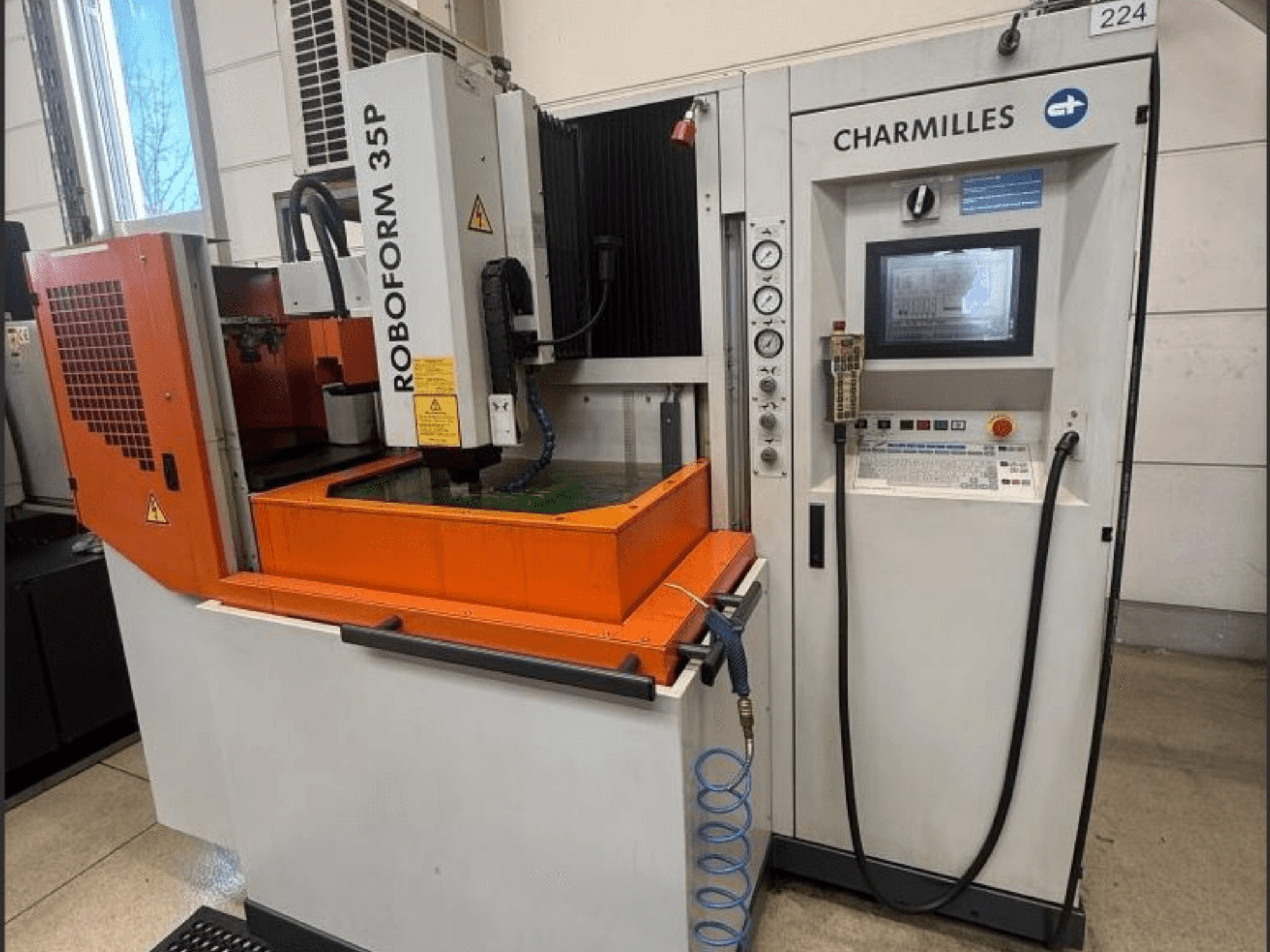 Прошивальний електроерозійний верстат Charmilles ROBOFORM 35P, вид спереду, з панеллю керування, порталом і резервуаром для рідини в роботі.