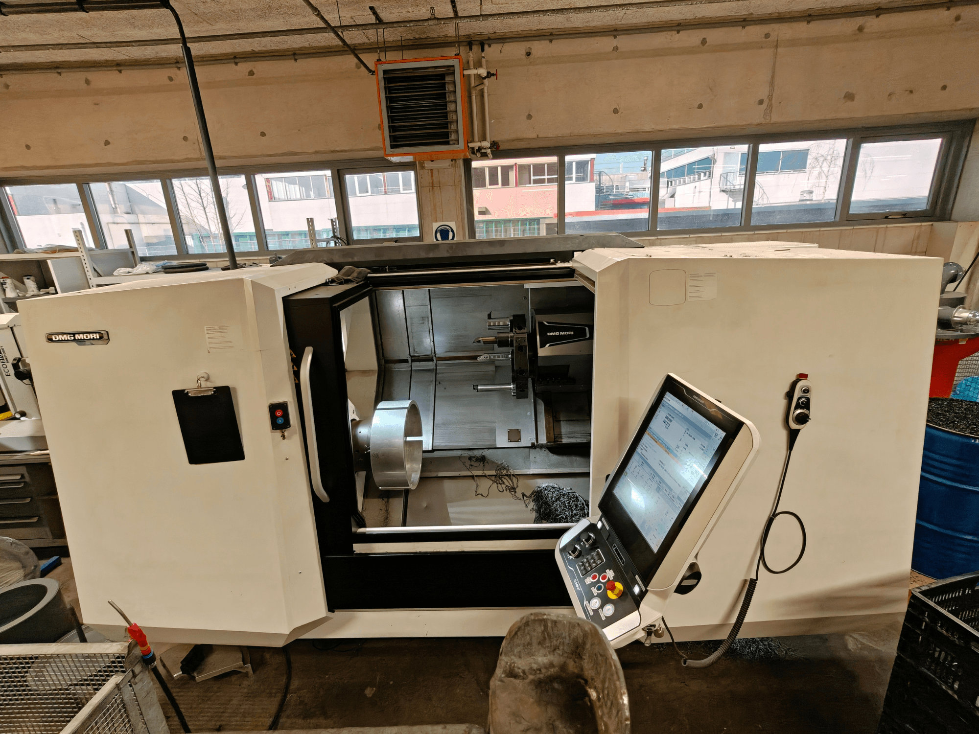 Вид спереду горизонтального токарного верстата DMG MORI CLX 550 з панеллю керування та відкритою робочою зоною.