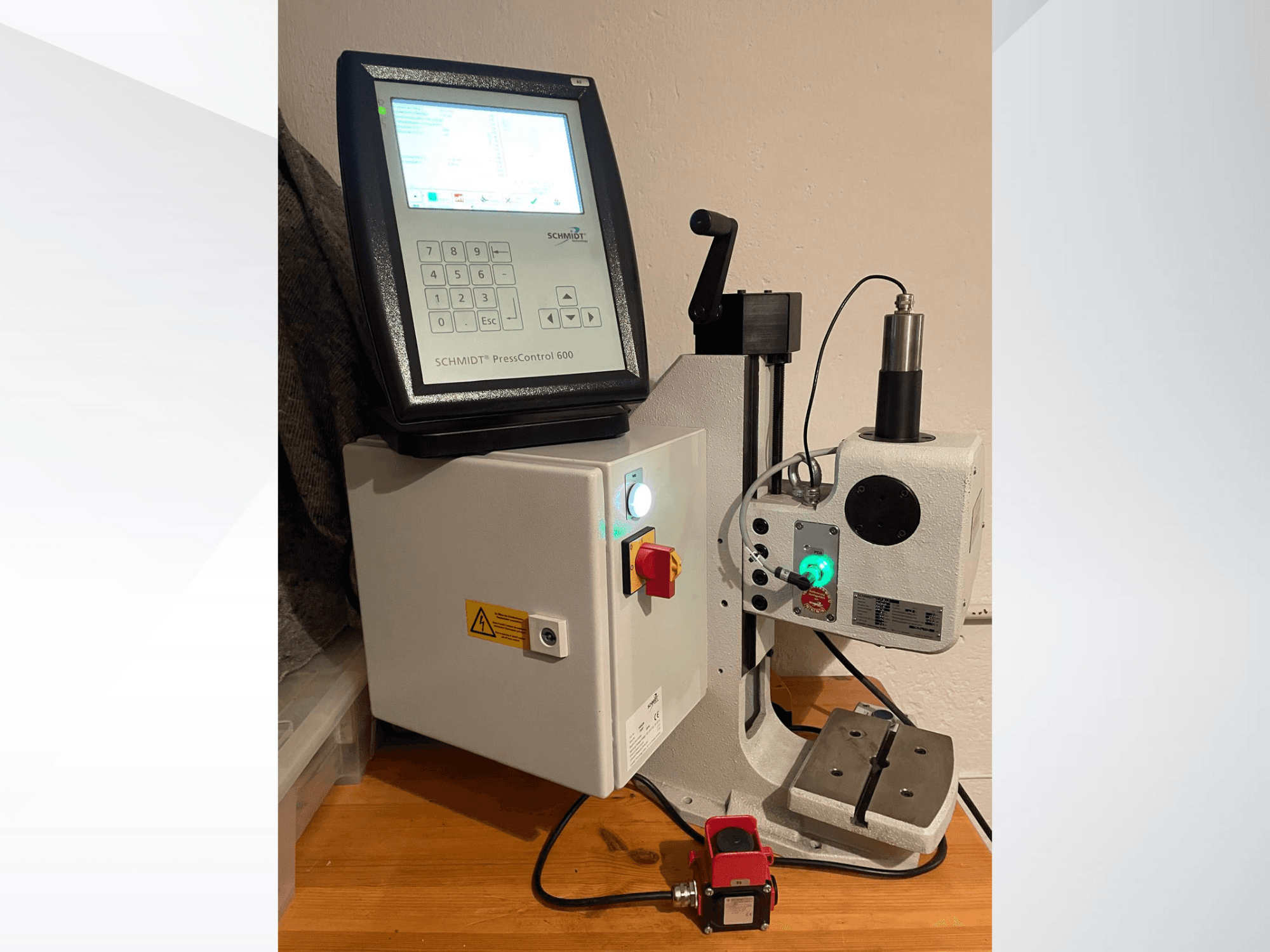 SCHMIDT® PressControl 600, вигляд спереду, з панеллю керування, кнопкою живлення та гідравлічним пресом із захисними функціями.