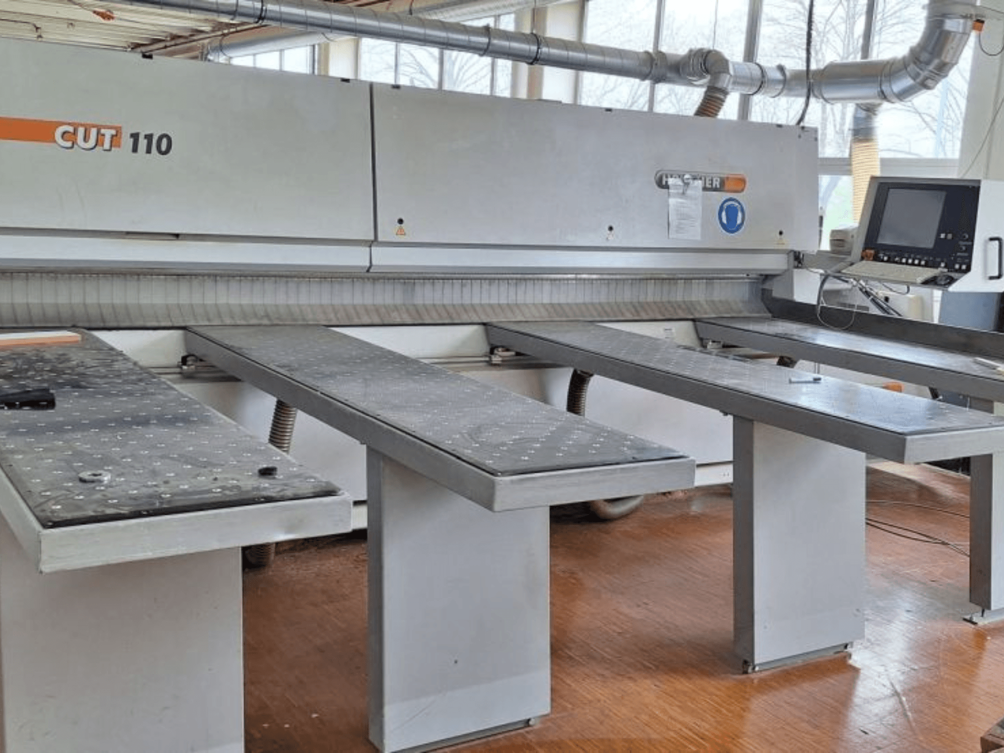 Панельна пила HOLZHER 6310 CUT 110, вид спереду, з двома горизонтальними столами та цифровою панеллю керування.