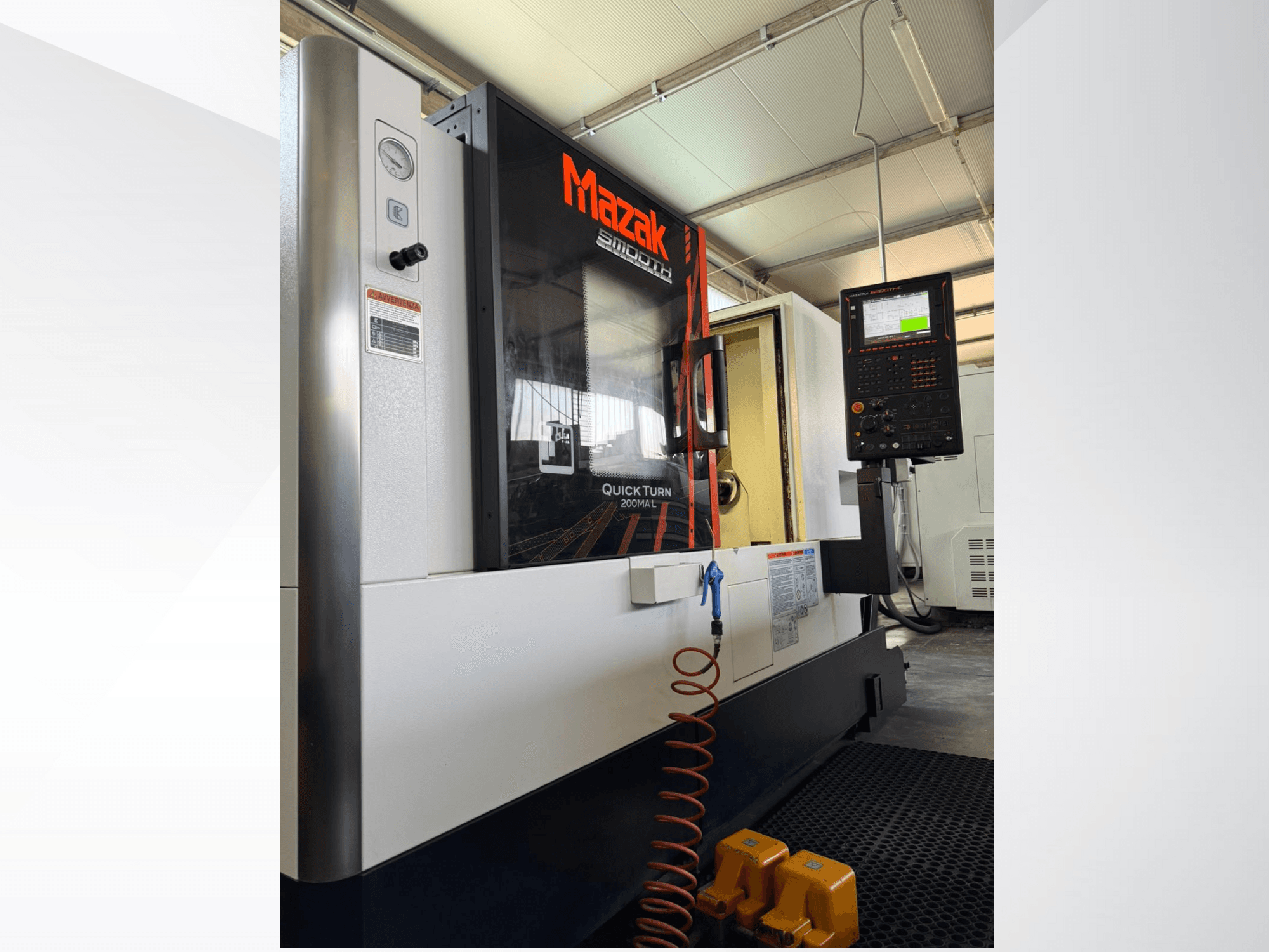 Токарний верстат Mazak Quick Turn з ЧПУ в сірому та чорному кольорах, вид збоку з панеллю керування та манометром. Ідеально підходить для точної обробки.