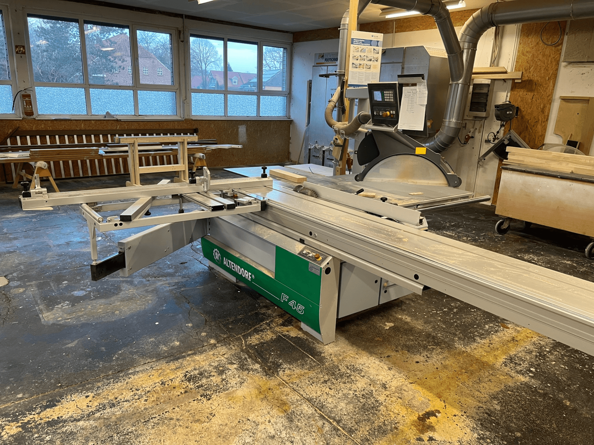 Настільна пила Altendorf F45 в майстерні, вид спереду з регульованим кронштейном і панеллю керування, ідеально підходить для точного різання.